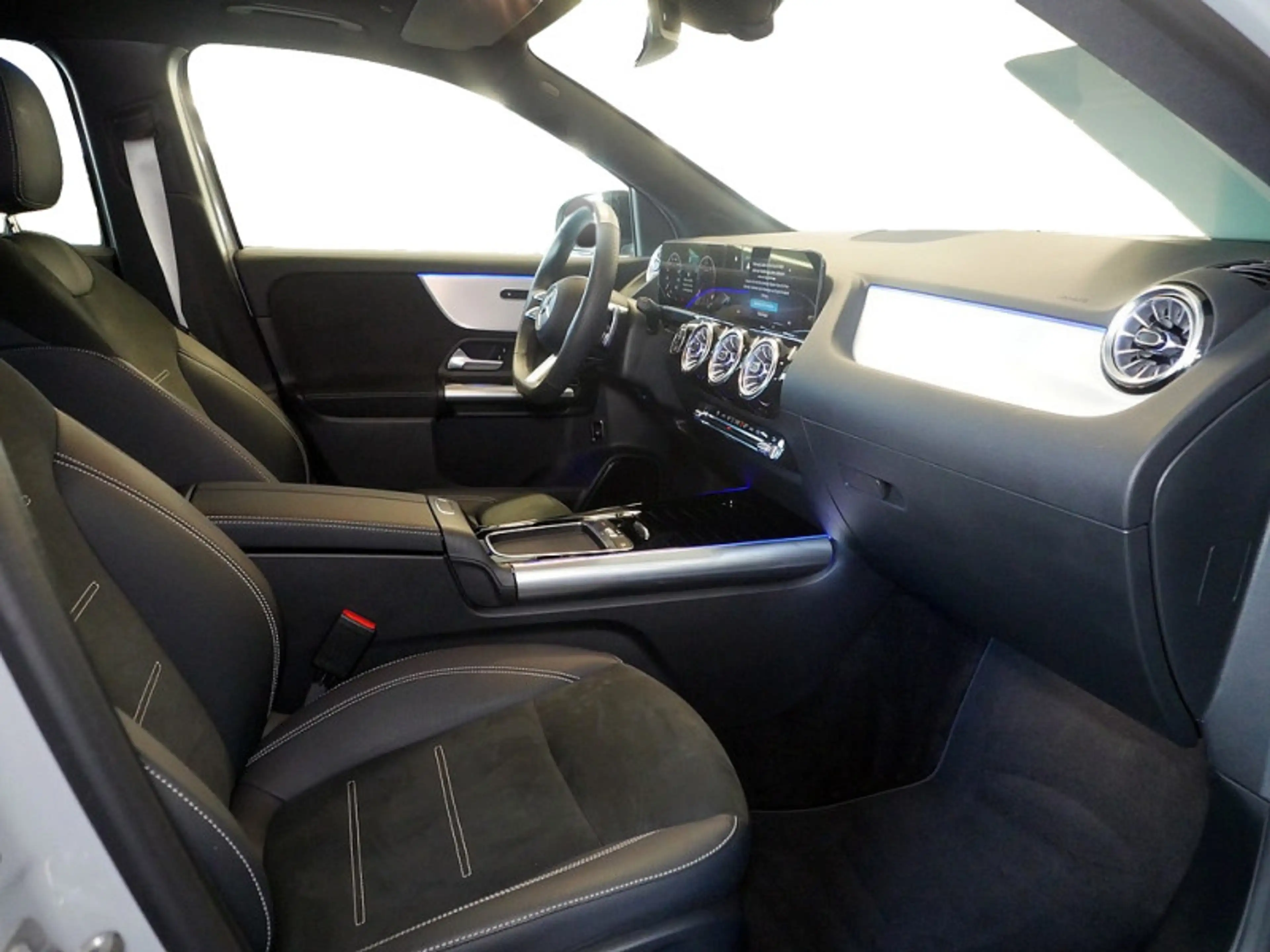 Mercedes-Benz GLA 200 d | AMG NIGHT AHK DISTR KAMERA PANO SPUR — photo 7