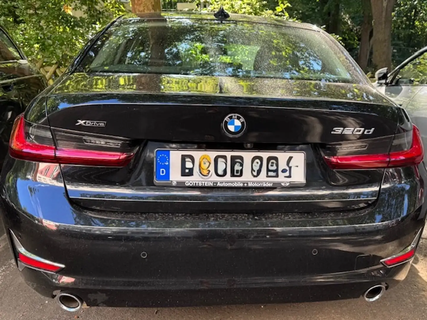 BMW 320 3er Diesel 320d xDrive Aut. Luxury Line crna - 2