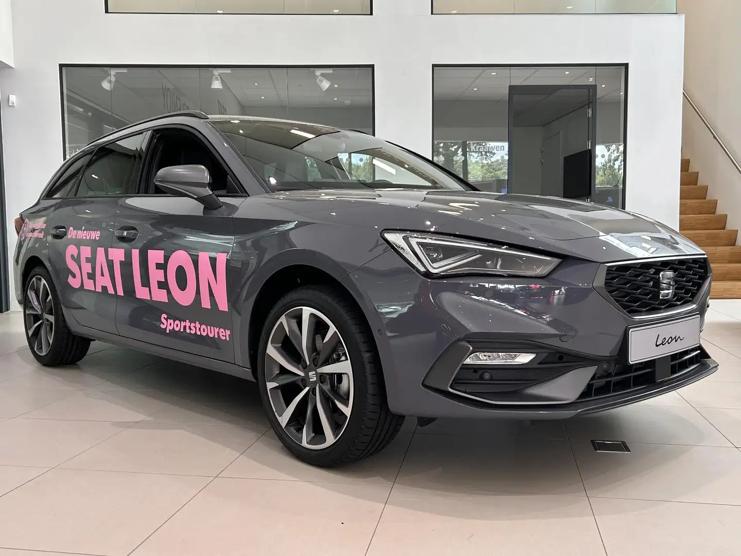 SEAT Leon Sportstourer 1.5 eTSI FR Business Intense 150 PK | Grijs - 2