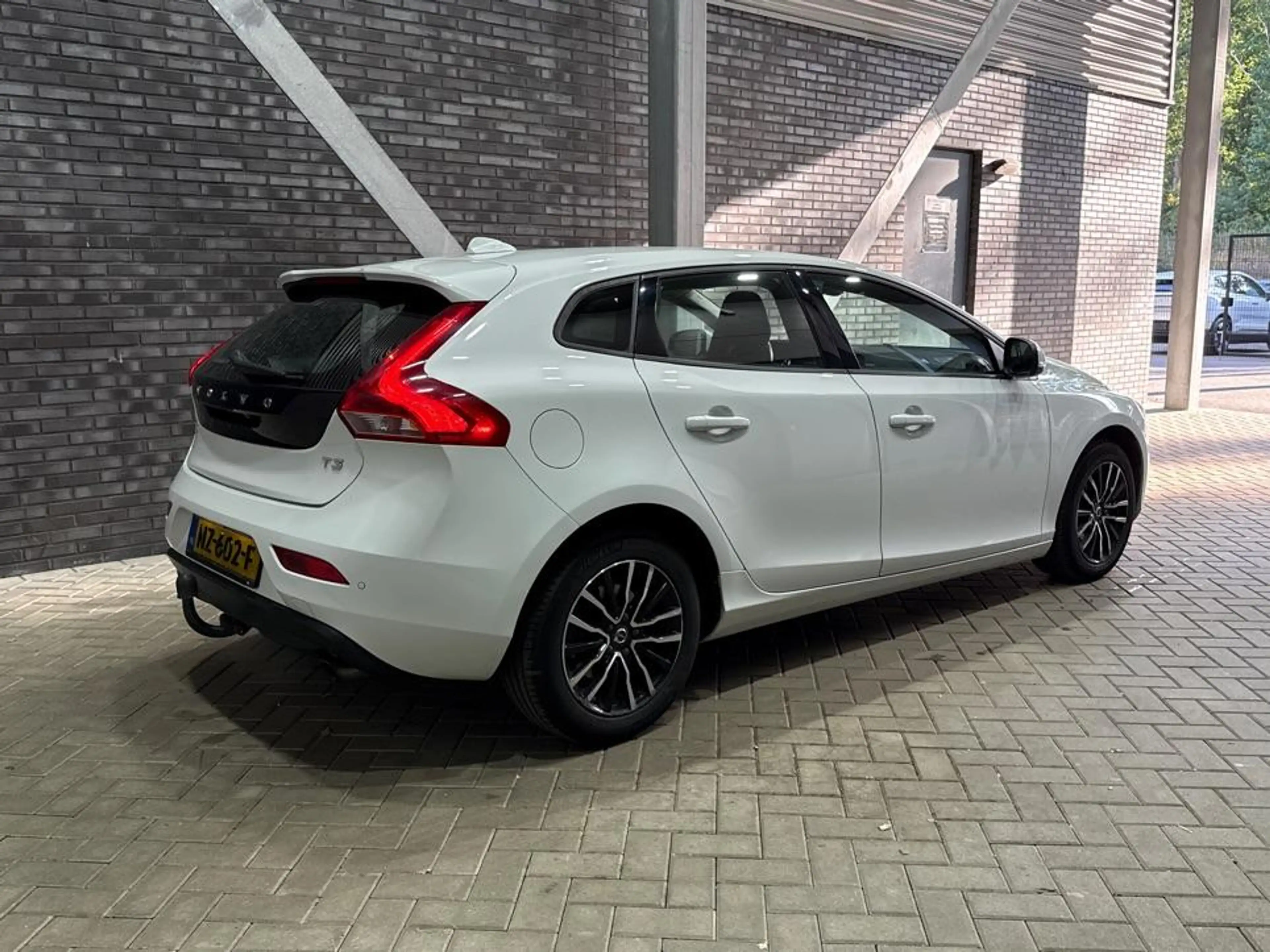 Volvo V40 2.0 T3 Momentum | Trekhaak | LED | Stoelverwarming — photo 2
