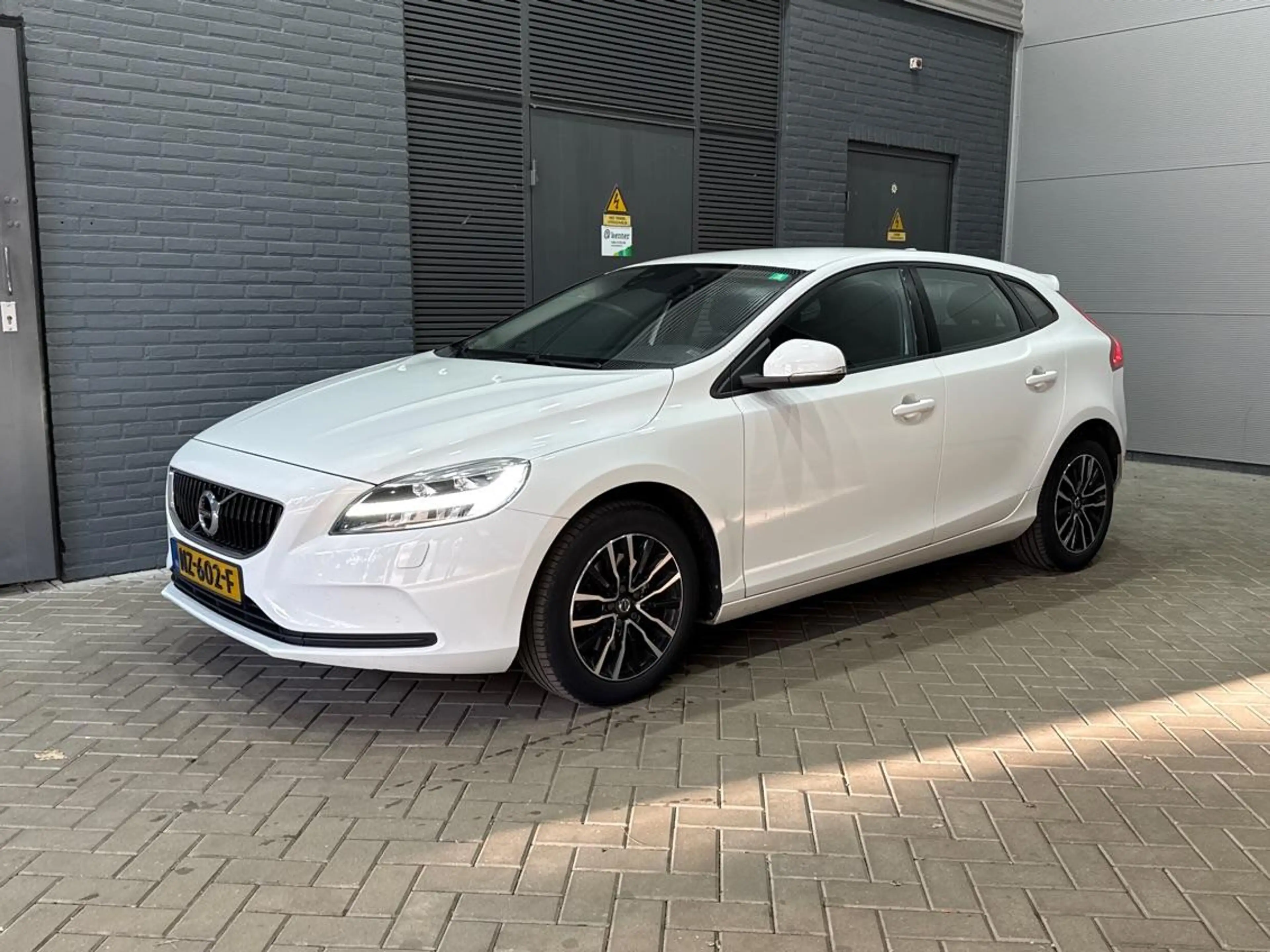 Volvo V40 2.0 T3 Momentum | Trekhaak | LED | Stoelverwarming — photo 4