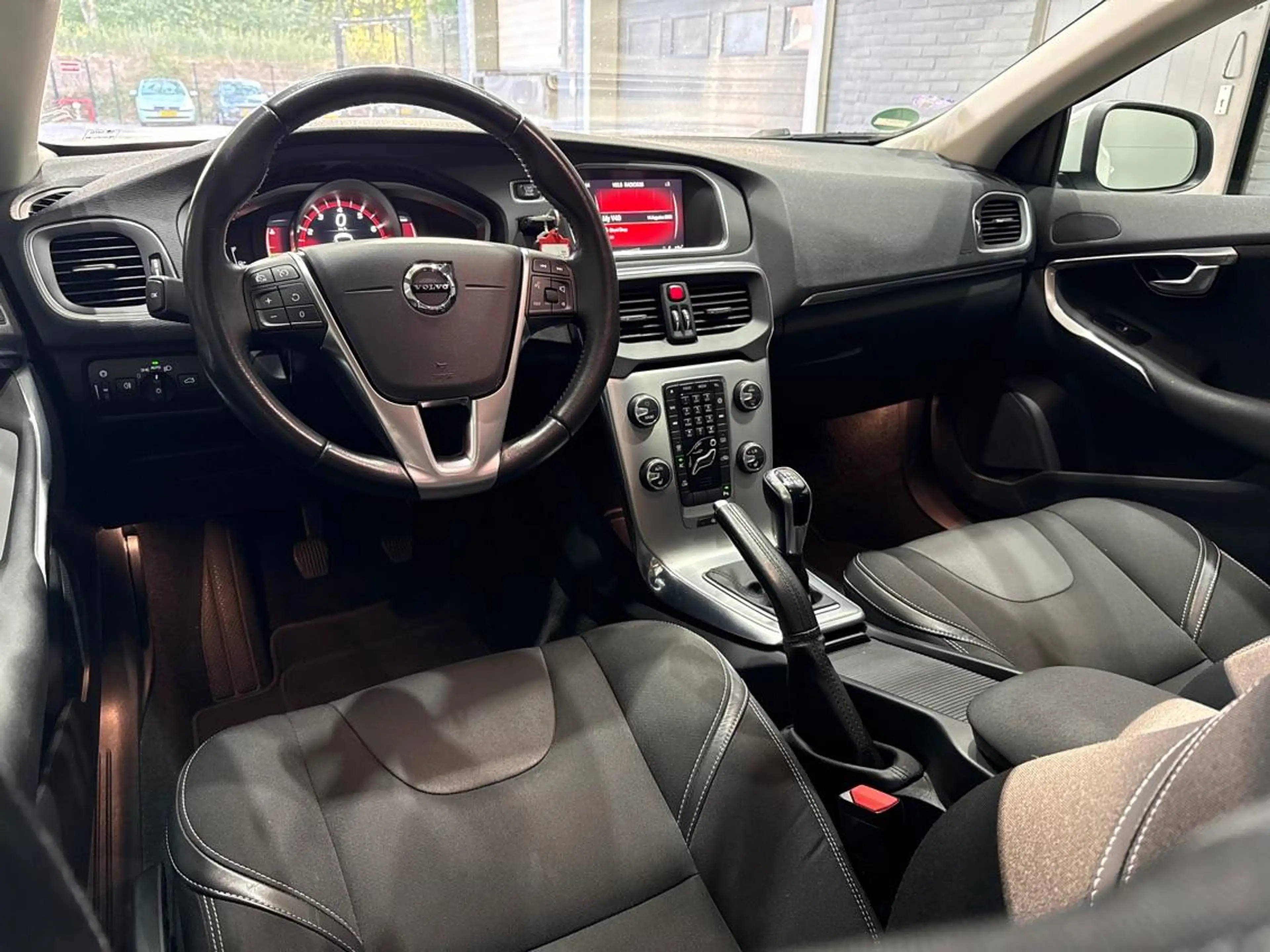 Volvo V40 2.0 T3 Momentum | Trekhaak | LED | Stoelverwarming — photo 5