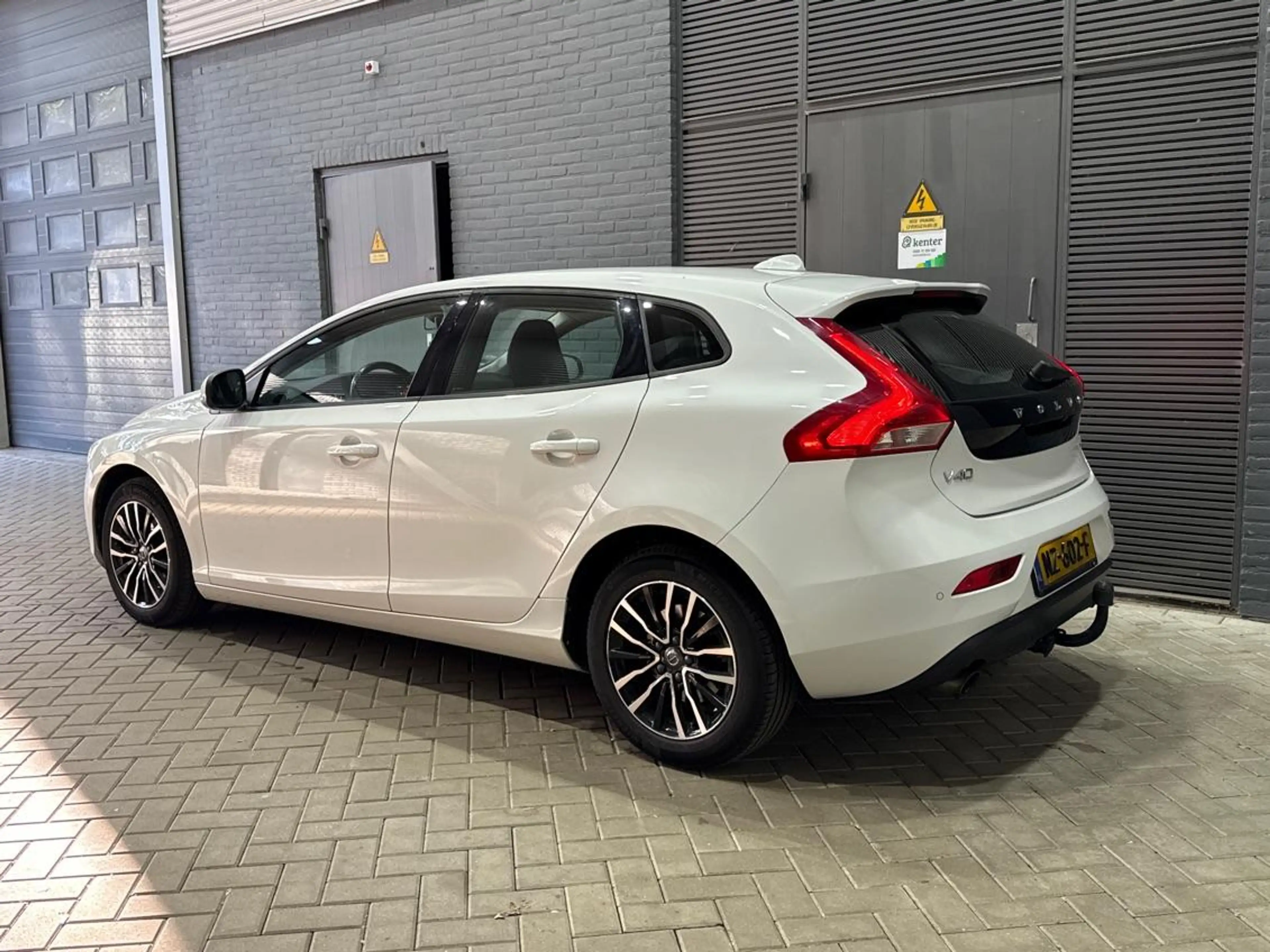 Volvo V40 2.0 T3 Momentum | Trekhaak | LED | Stoelverwarming — photo 3