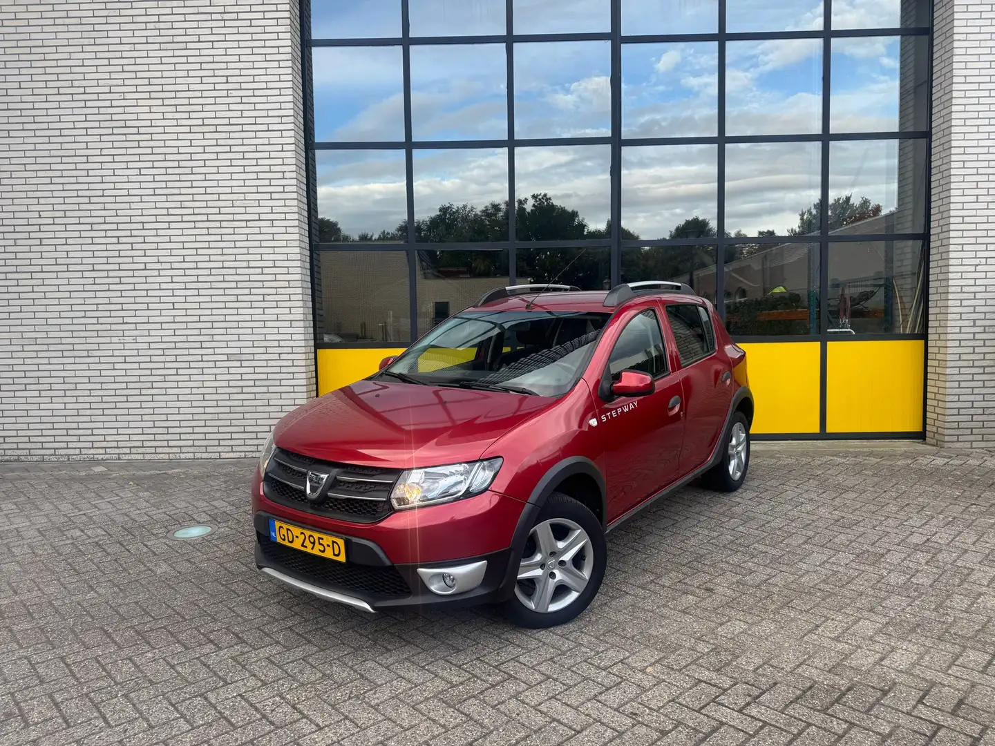 Dacia Sandero 90PK TCe Lauréate, airco, Trekhaak Rot - 1