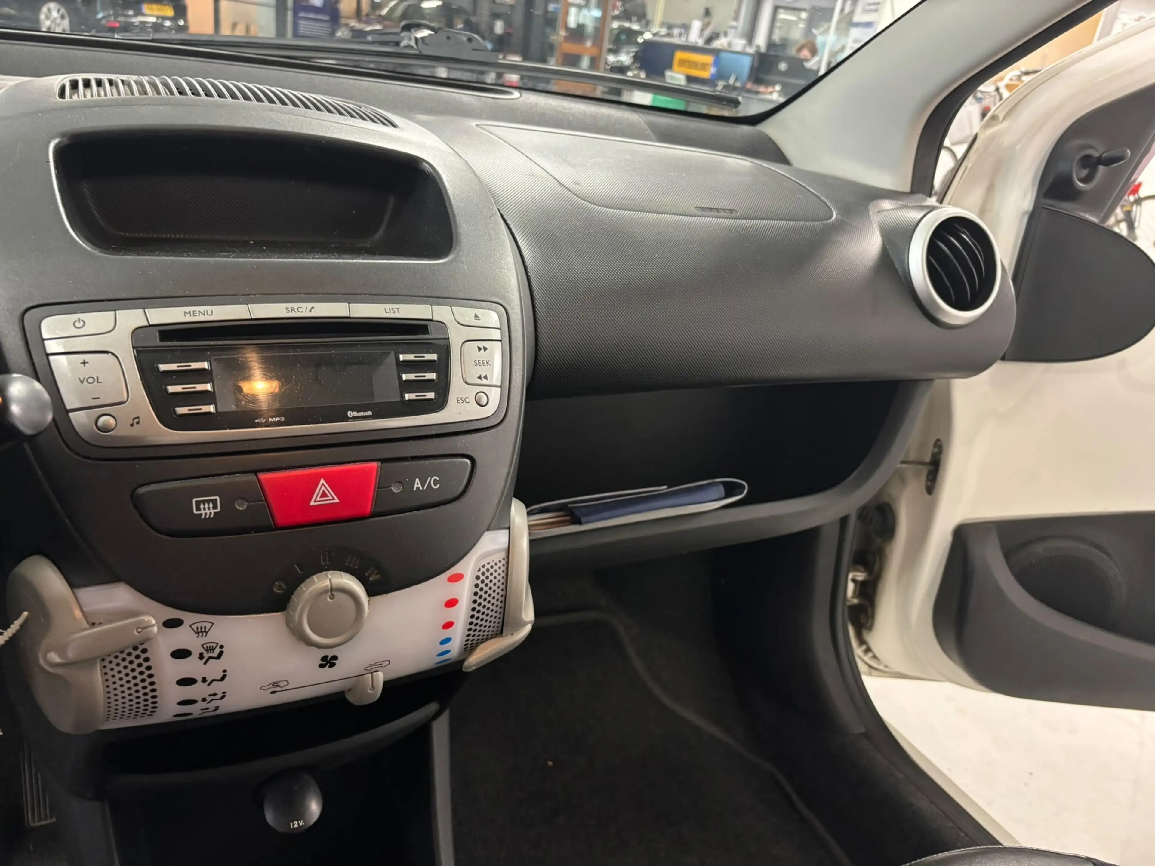 Peugeot 107 1.0 Sportium — photo 14