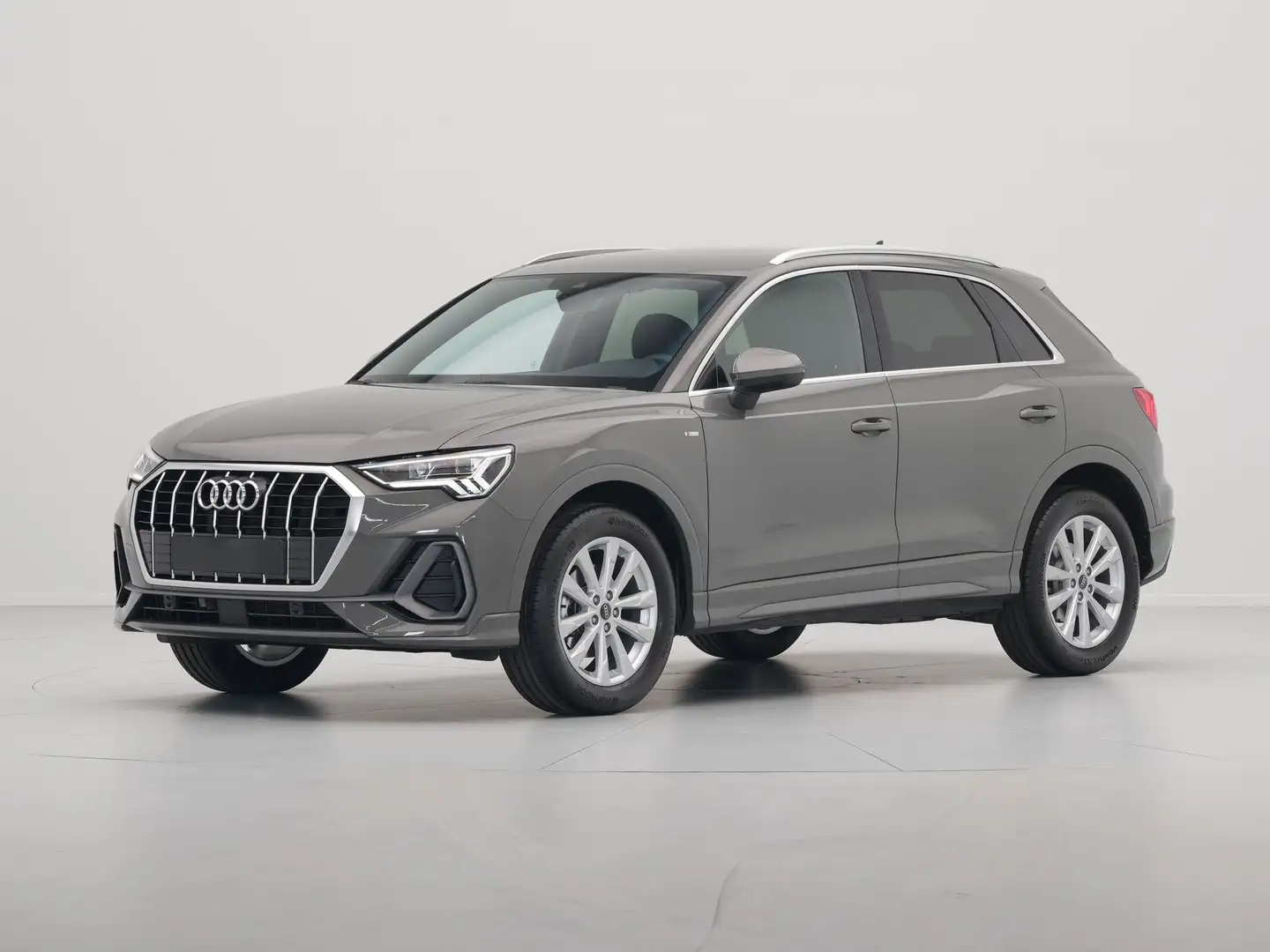 Audi Q3 35 TFSI 150 pk S-Tronic S line edition Trekhaak, N Grijs - 2