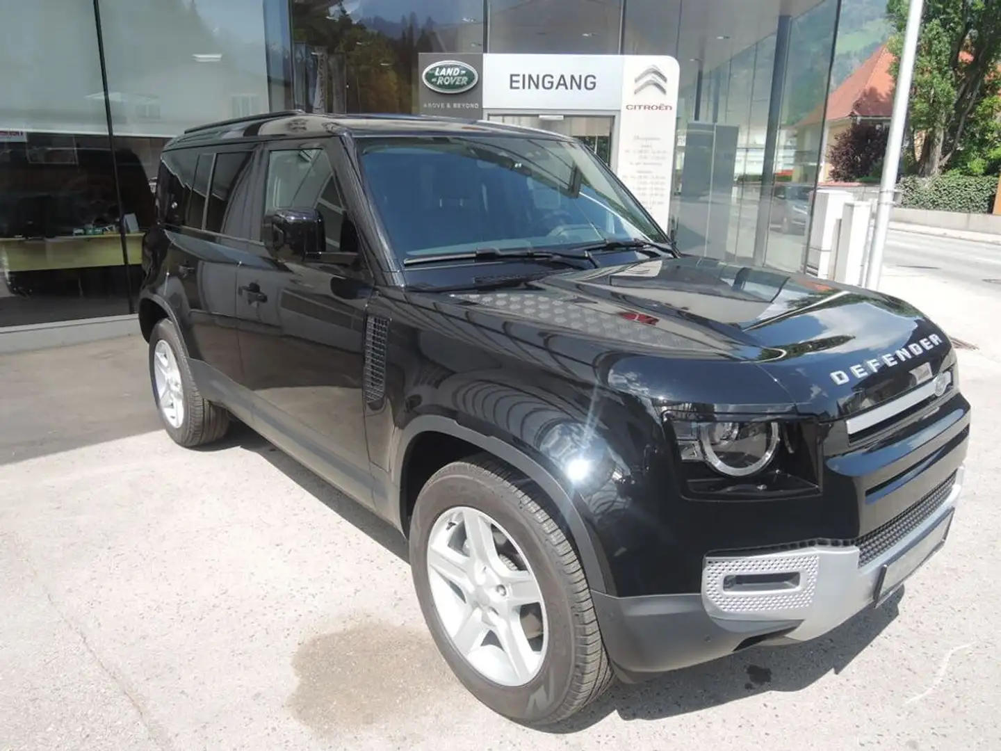Land Rover Defender 110 D200 AWD SE Aut. Schwarz - 1