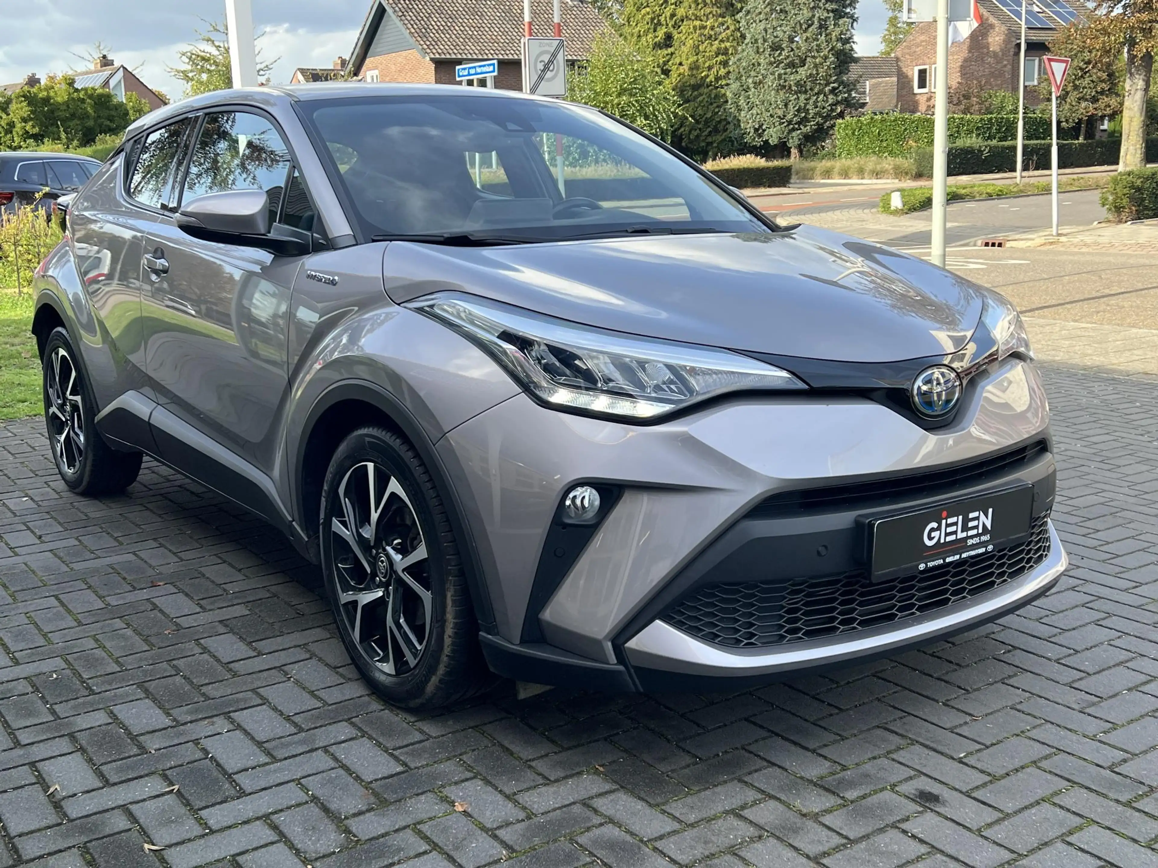 Toyota C-HR 1.8 Hybrid Dynamic — photo 4
