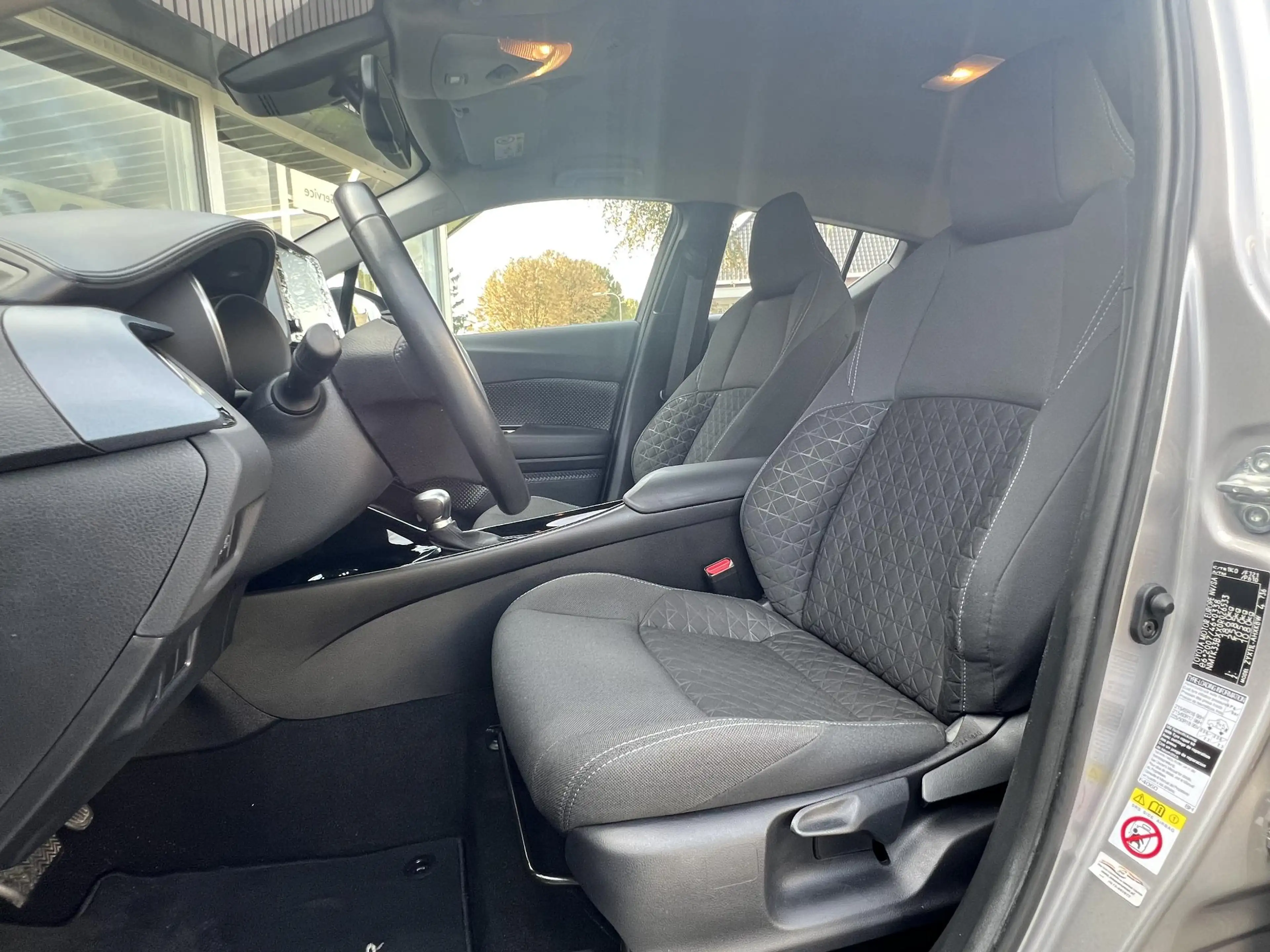 Toyota C-HR 1.8 Hybrid Dynamic — photo 18