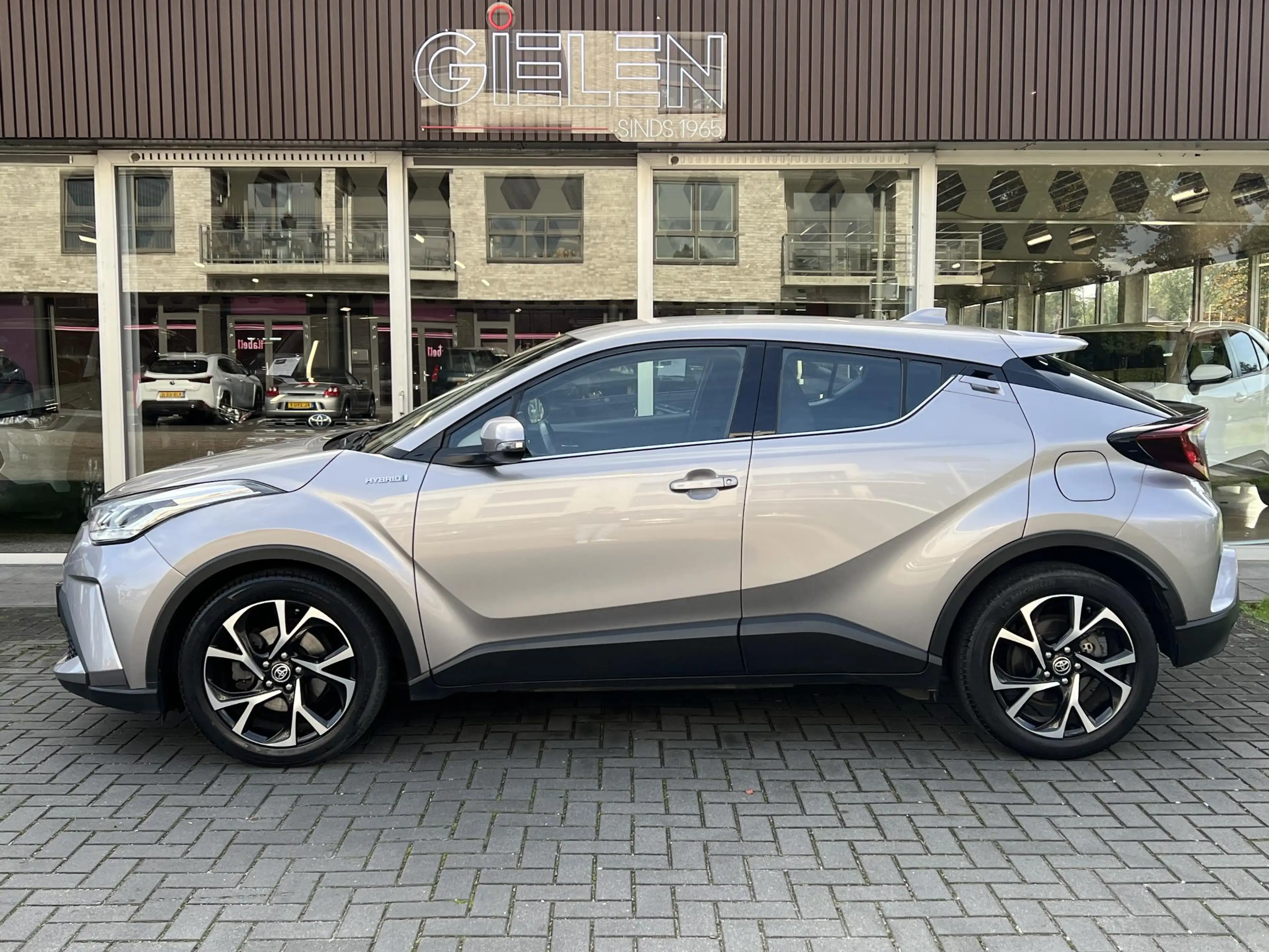 Toyota C-HR 1.8 Hybrid Dynamic — photo 12