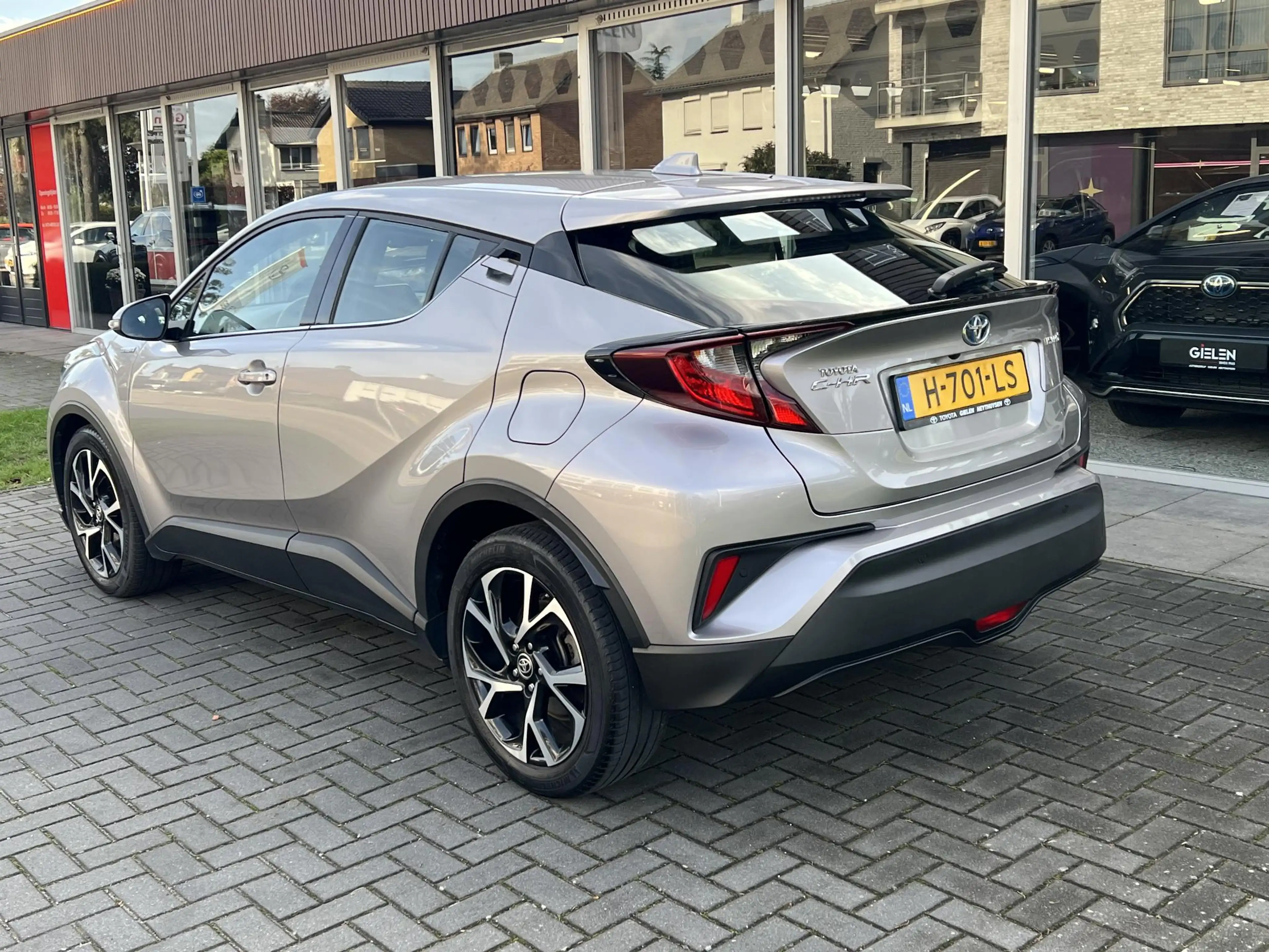 Toyota C-HR 1.8 Hybrid Dynamic — photo 2