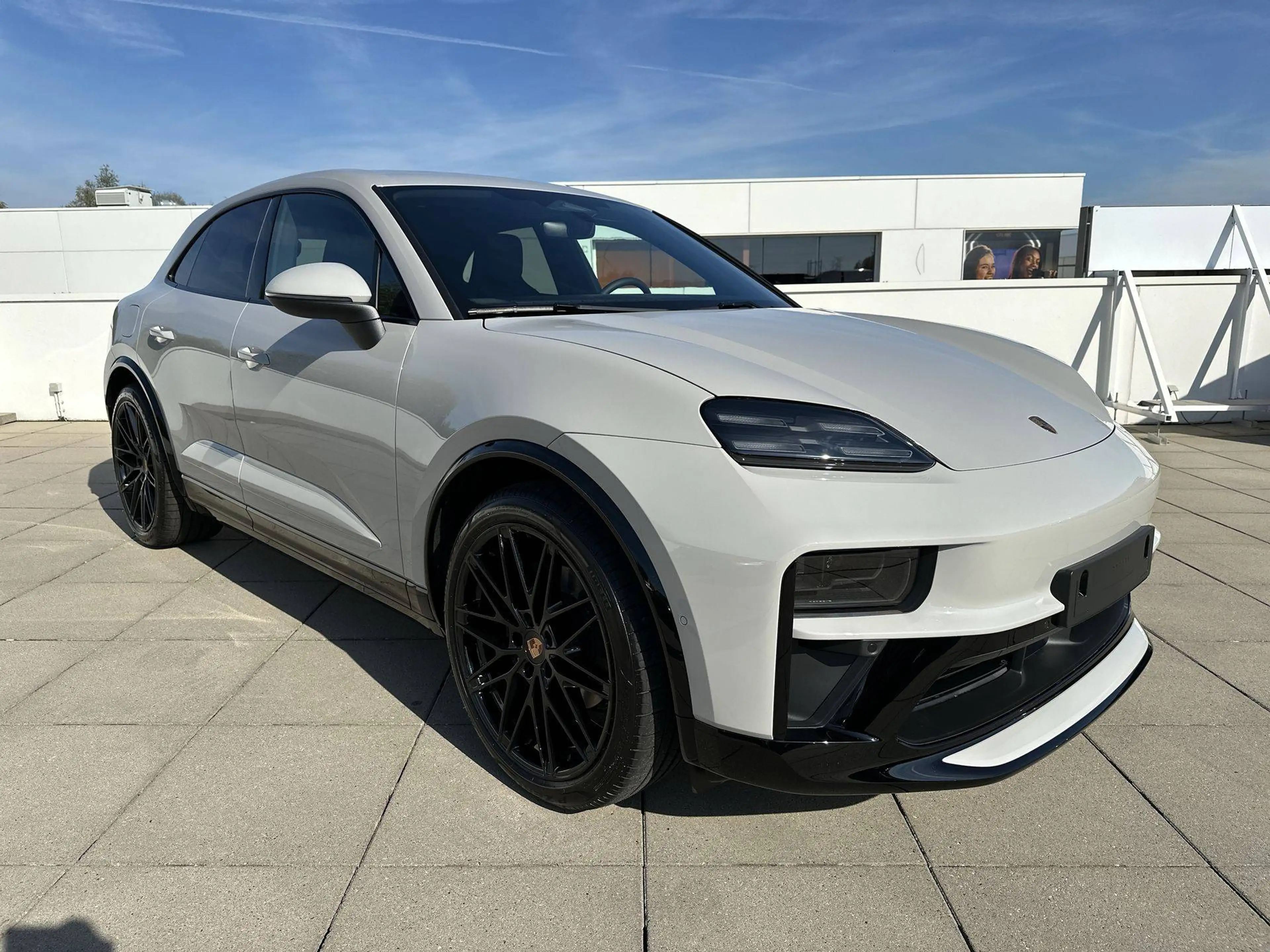Porsche Macan ELECTRIC Trekhaak Pano Dak 22" RS Spyder Bose Sportdesignpakket