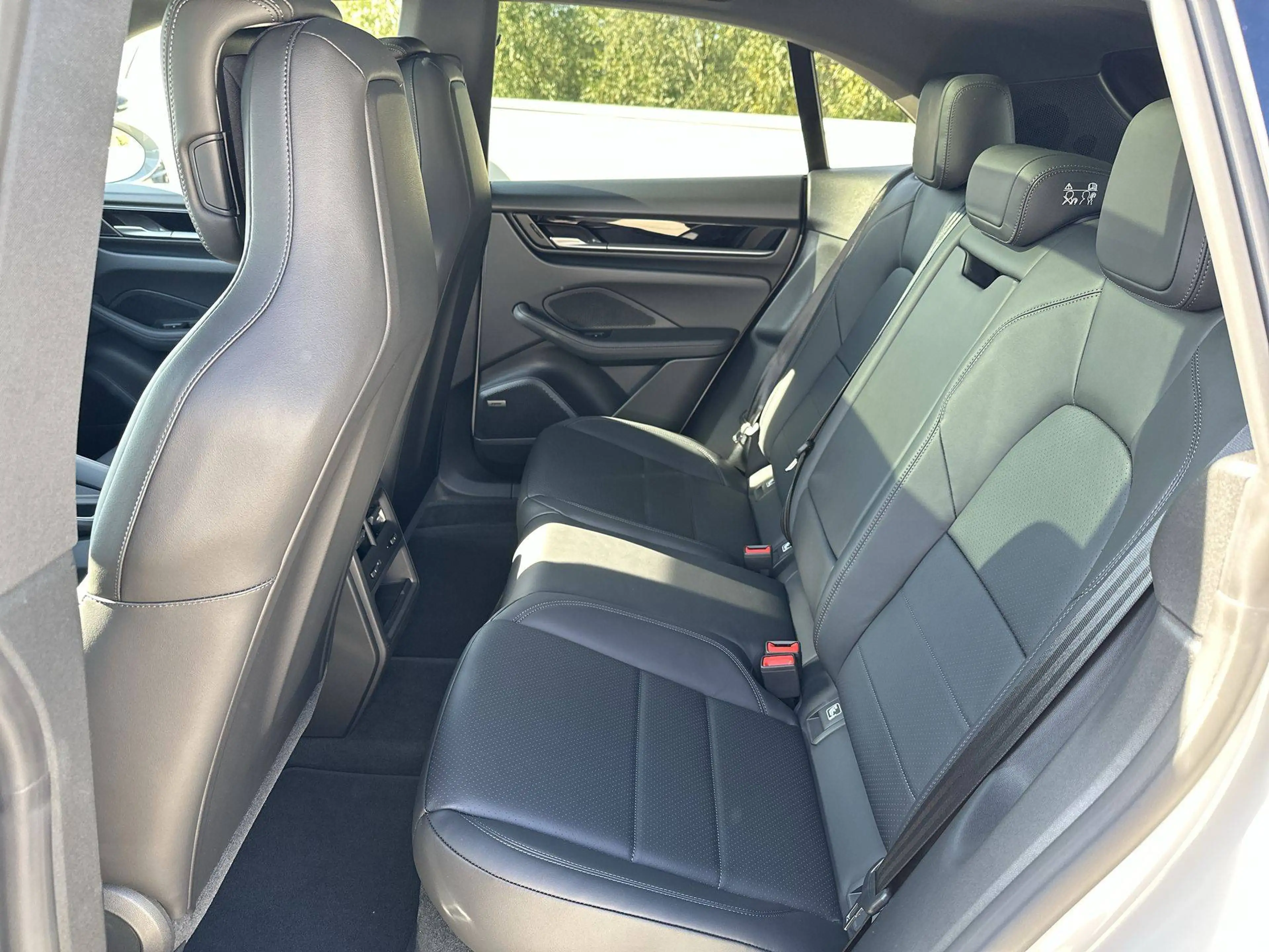 Porsche Macan ELECTRIC Trekhaak Pano Dak 22" RS Spyder  Bose Sportdesignpakket — photo 15