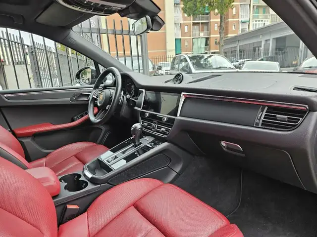 Porsche Macan view 12