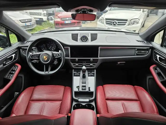 Porsche Macan view 10