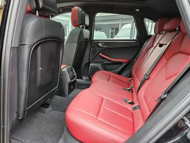 Porsche Macan view 11