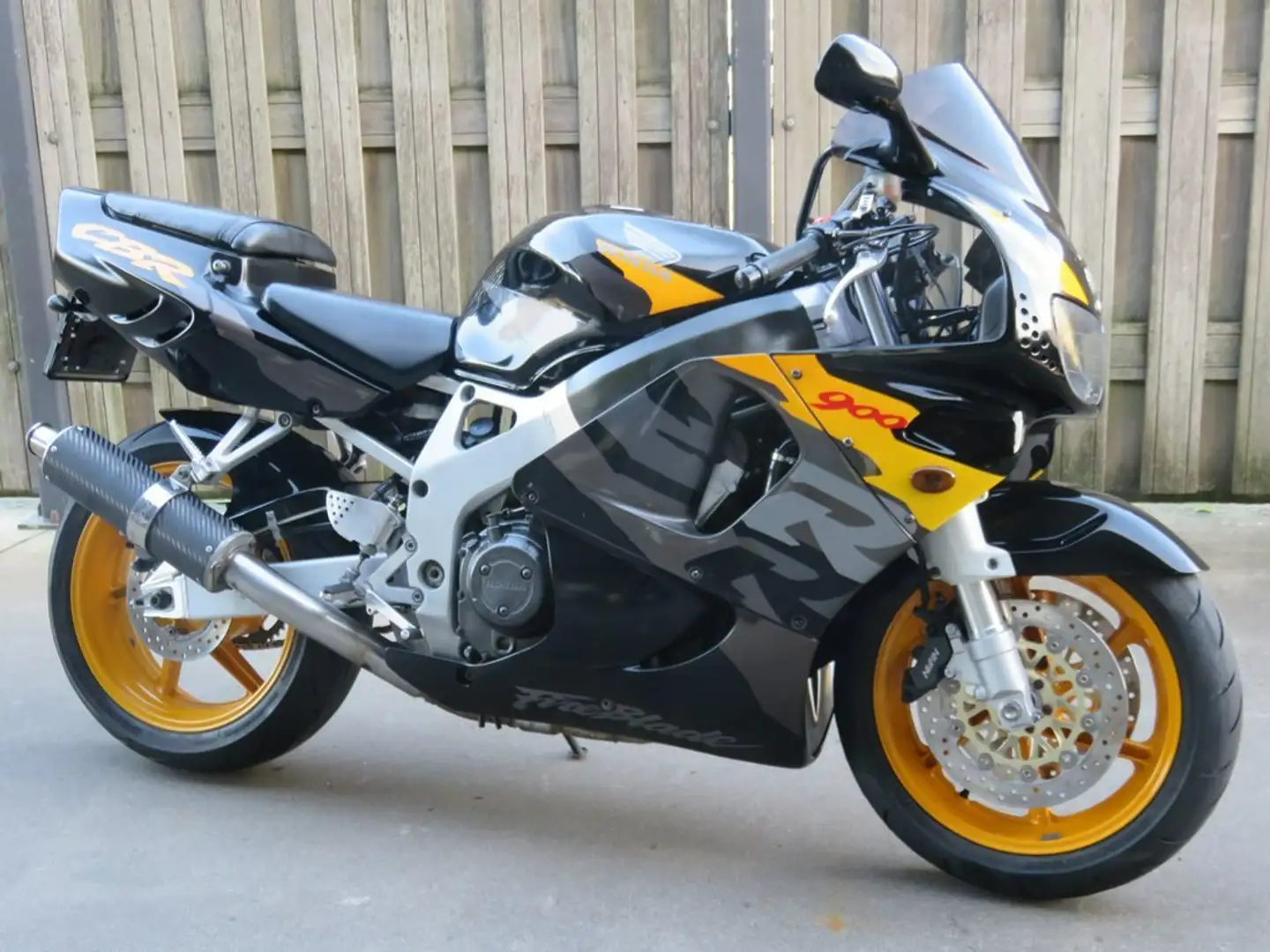Honda CBR 900 CBR900RR-Fireblade-SC33 - 1