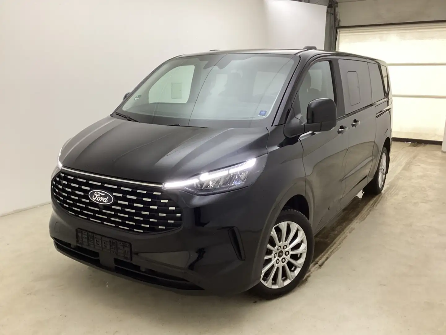 Ford Tourneo Custom 2.0 EcoBlue 320 L2 Titanium Чёрный - 2