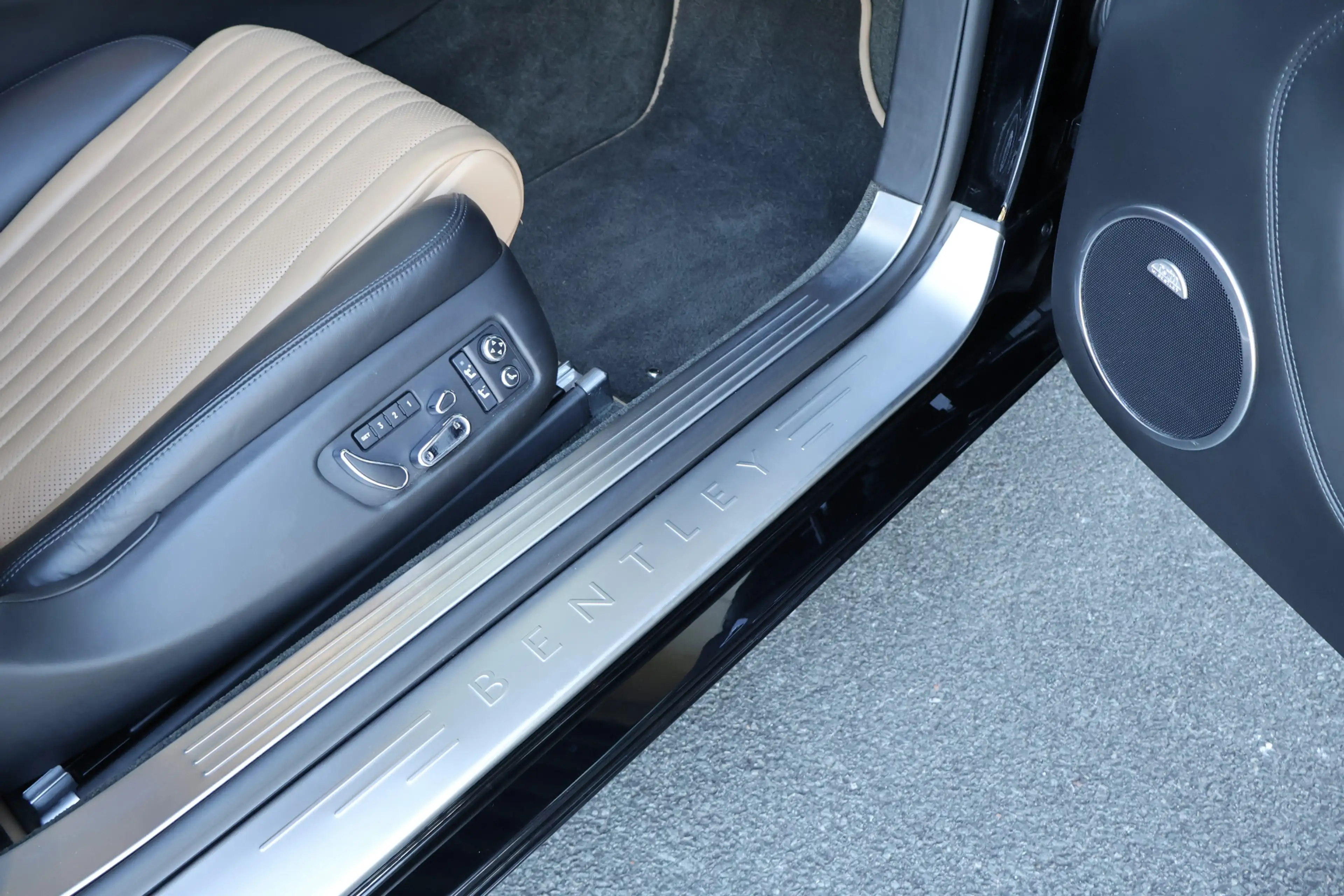 Bentley Continental GTC 4.0 V8 | FACELIFT MODEL | MASSAGE | APPLE CARPLAY — photo 34