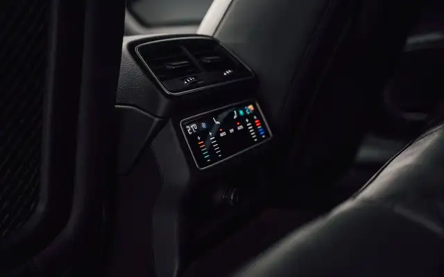 Audi A6 Avant view 9