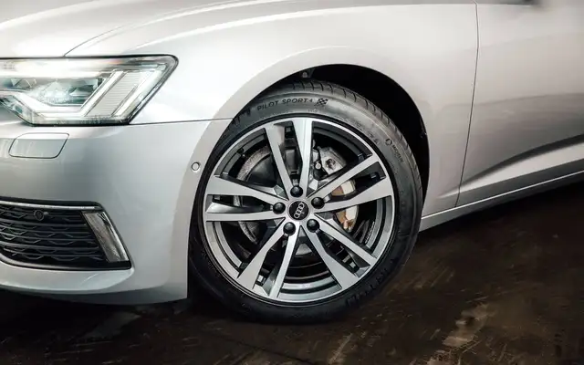Audi A6 Avant view 5