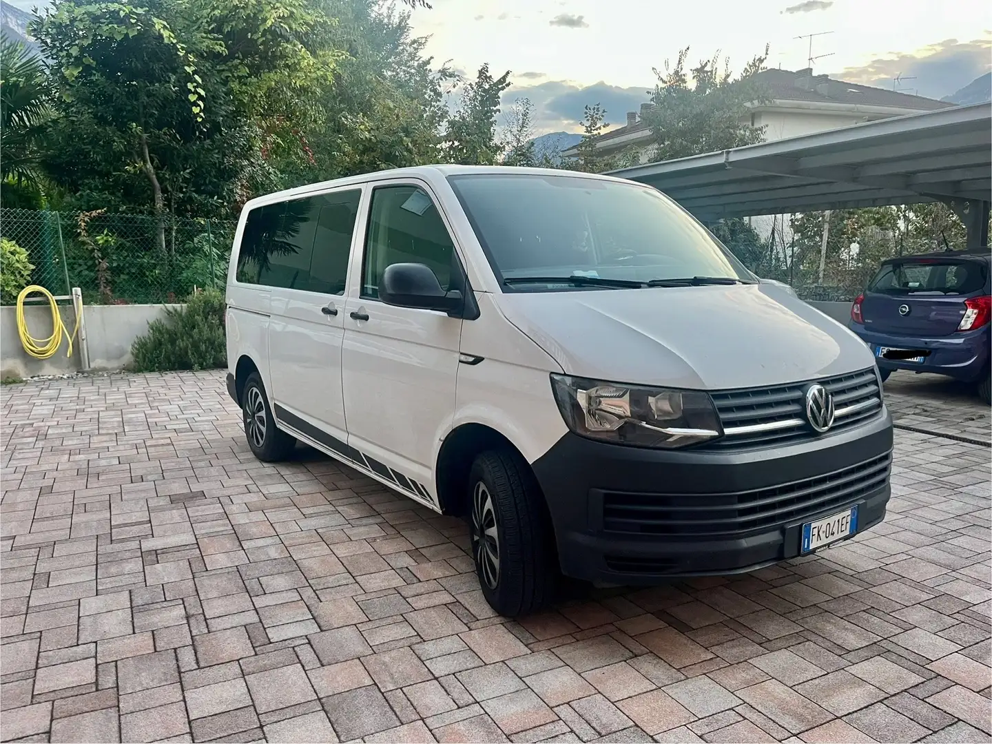 Volkswagen T6 Caravelle - 1
