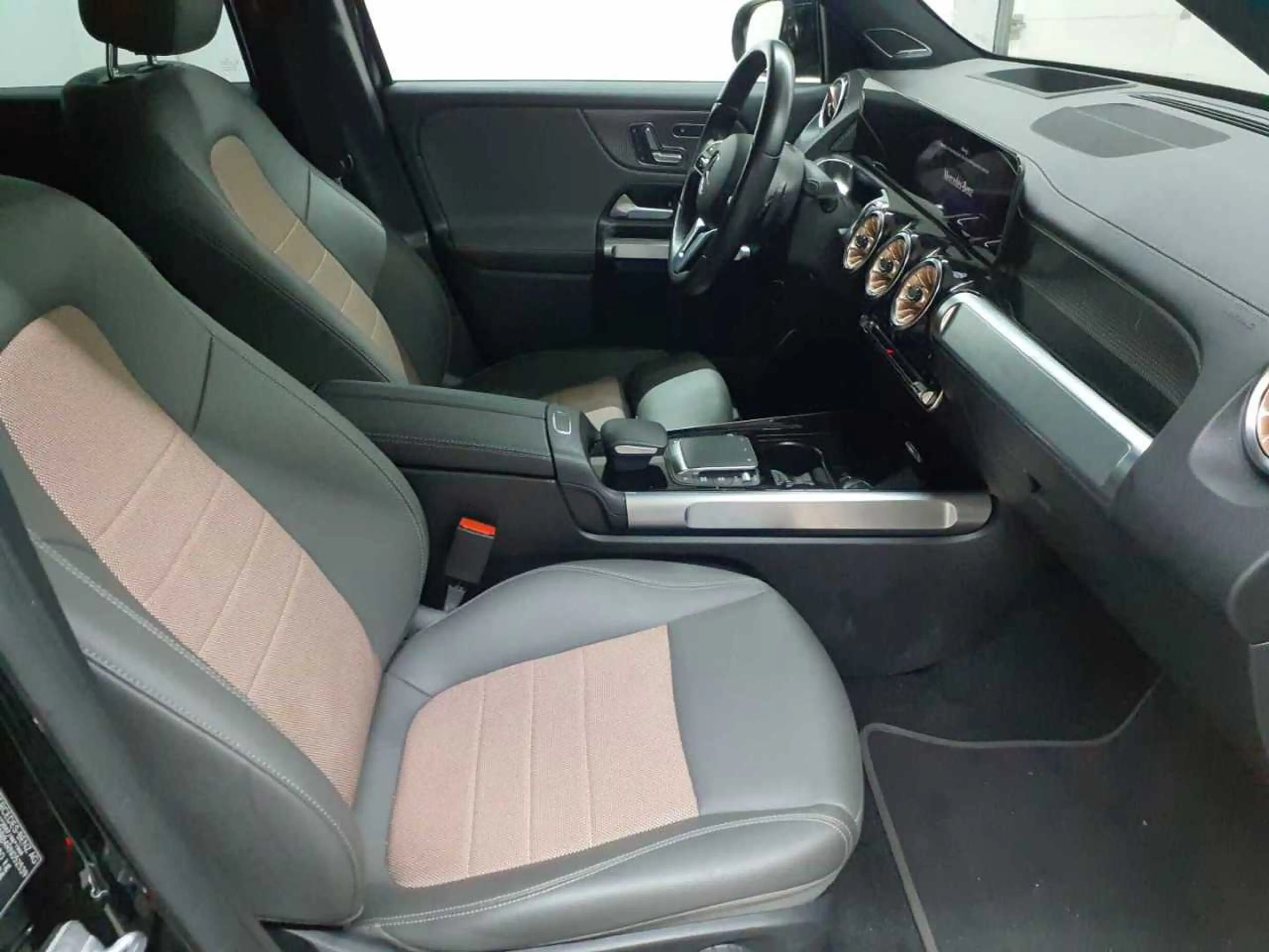 Mercedes-Benz EQB 250 EQB 250 Electric Art Adv.+ AssiP PANO EnergP — photo 8