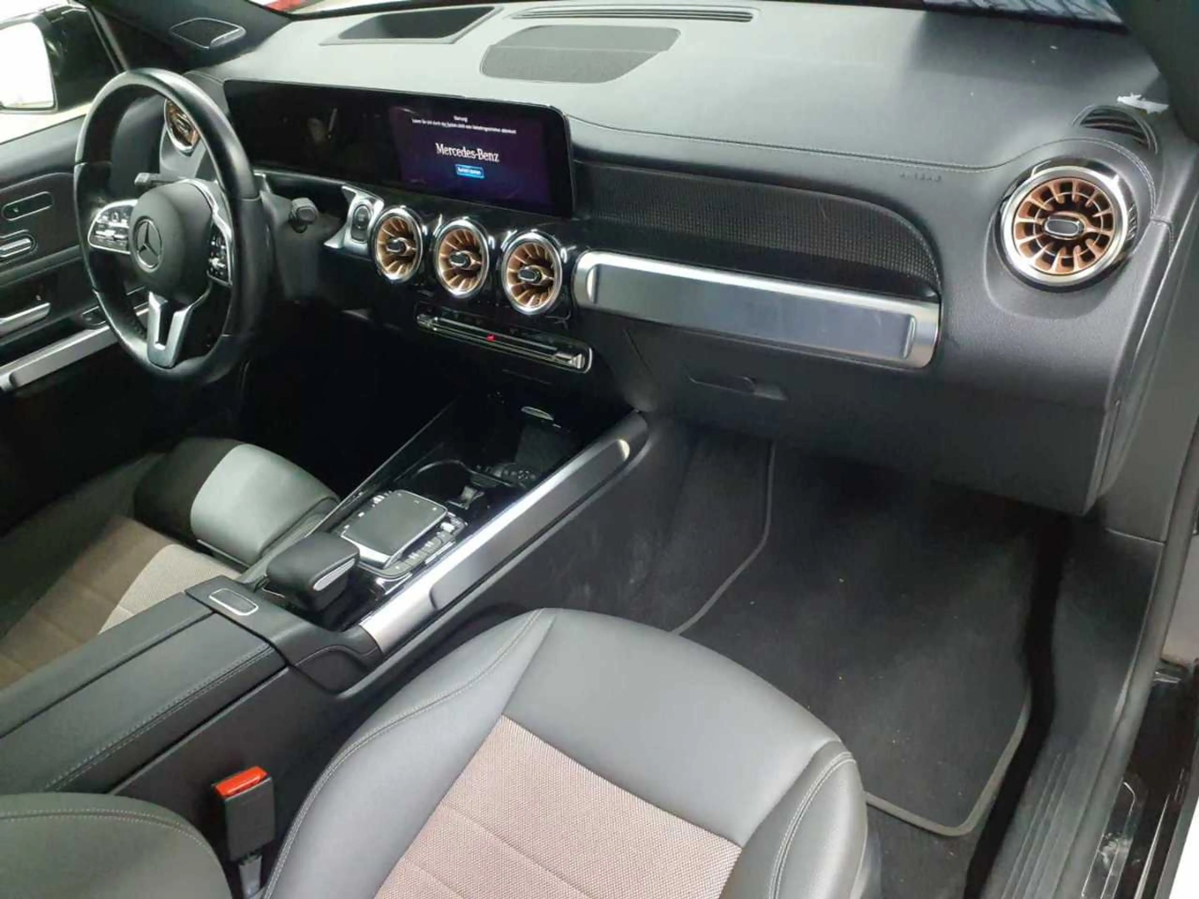 Mercedes-Benz EQB 250 EQB 250 Electric Art Adv.+ AssiP PANO EnergP — photo 9