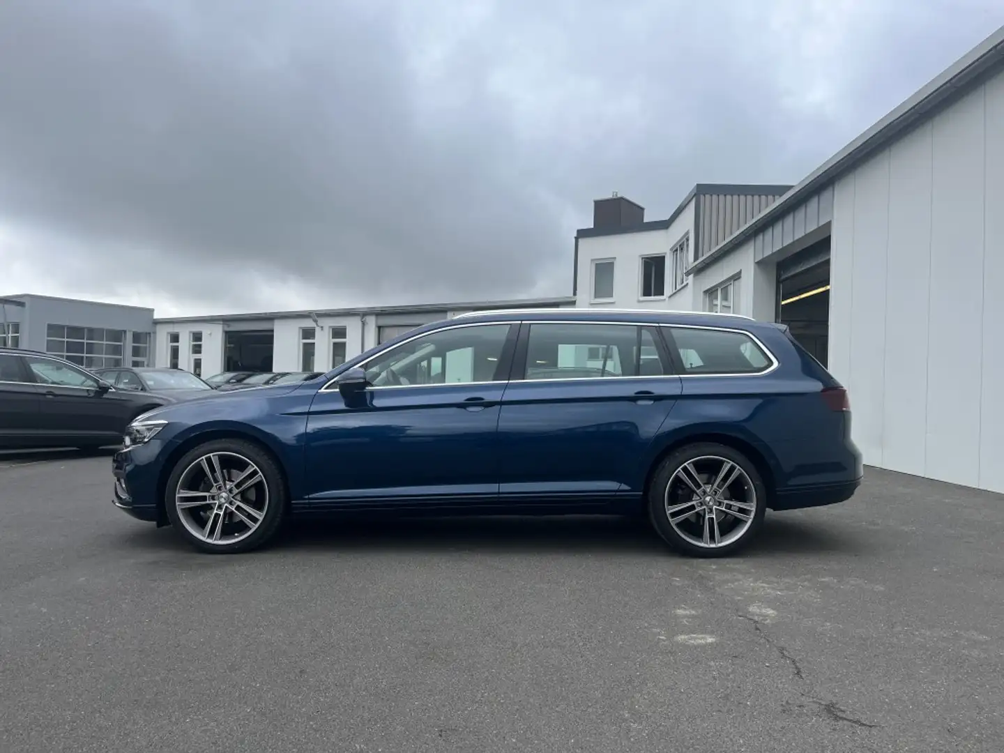 Volkswagen Passat Variant 2.0 TDI Business R-Line Optik 183 m. 20% Anzahlung Blau - 2