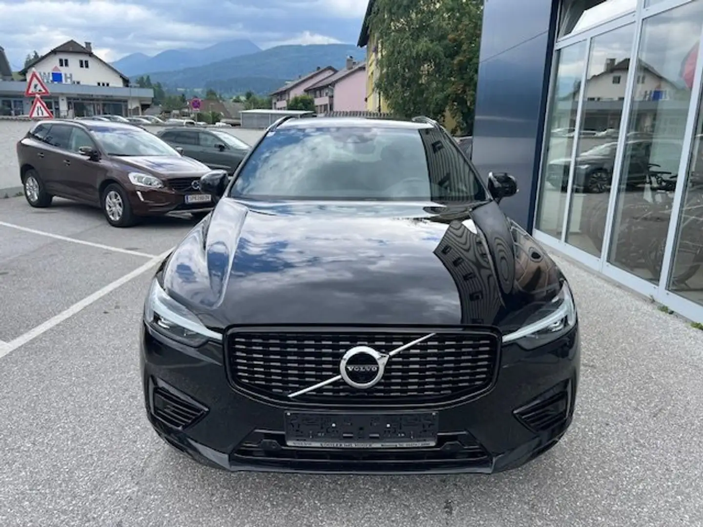 Volvo XC60 T6 AWD Recharge PHEV R-Design Geartronic Schwarz - 2
