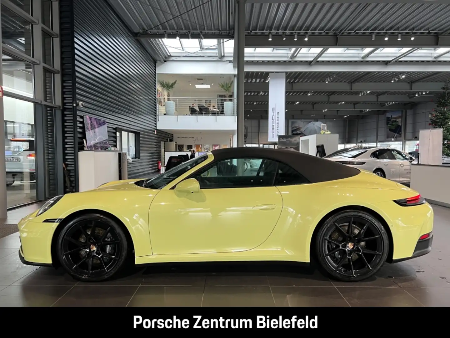 Porsche 992 911 Carrera Cabriolet InnoDrive Sportabgas Gelb - 2