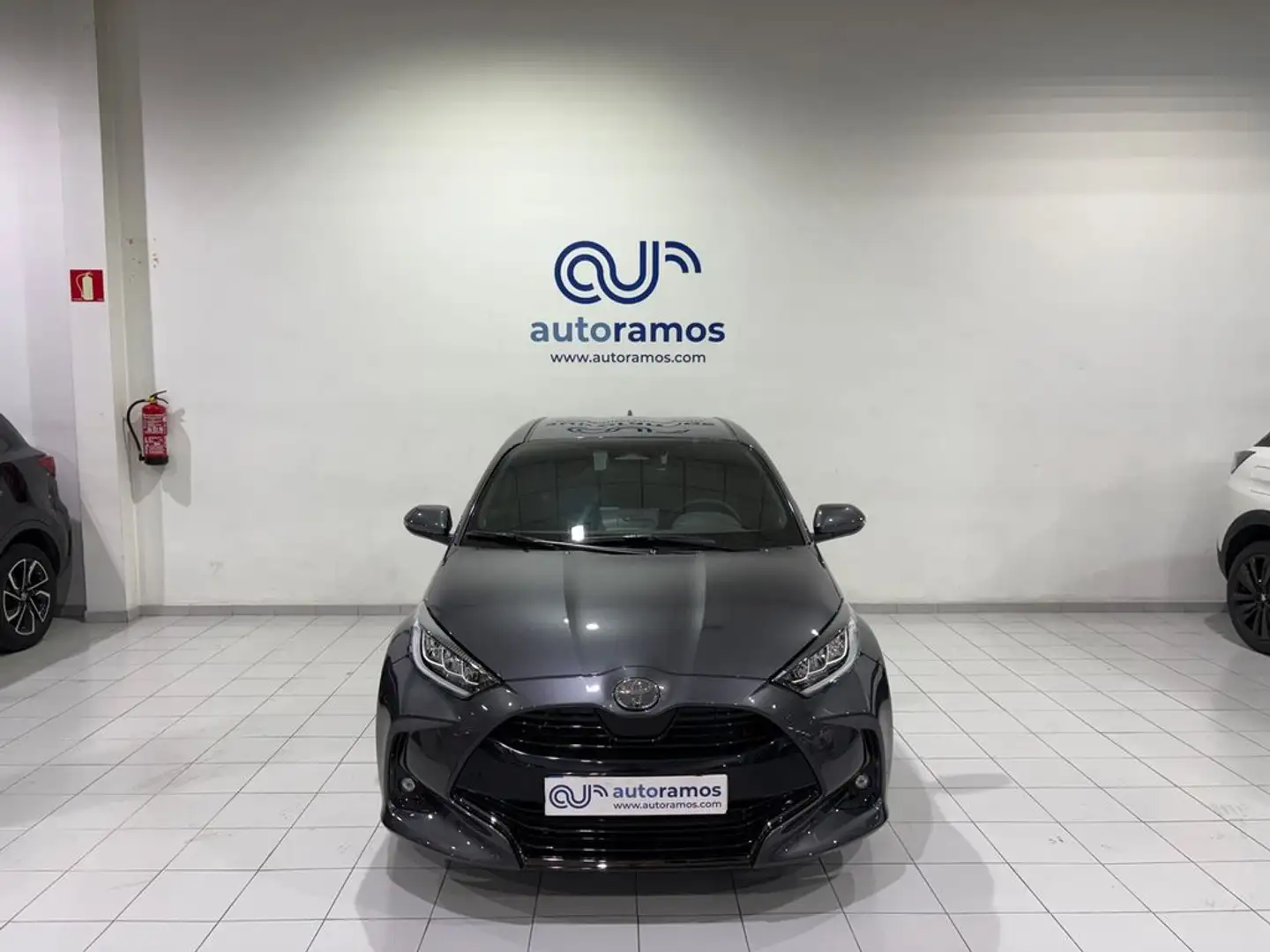 Toyota Yaris 1.5 120H Style Grau - 2