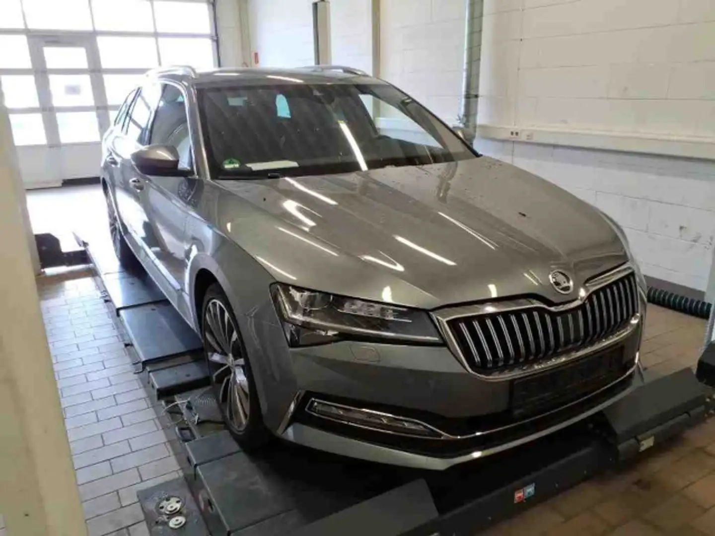 Skoda Superb Combi 2.0 TDI DSG 4x4 L&K LEDER KLIMASITZ Grau - 2