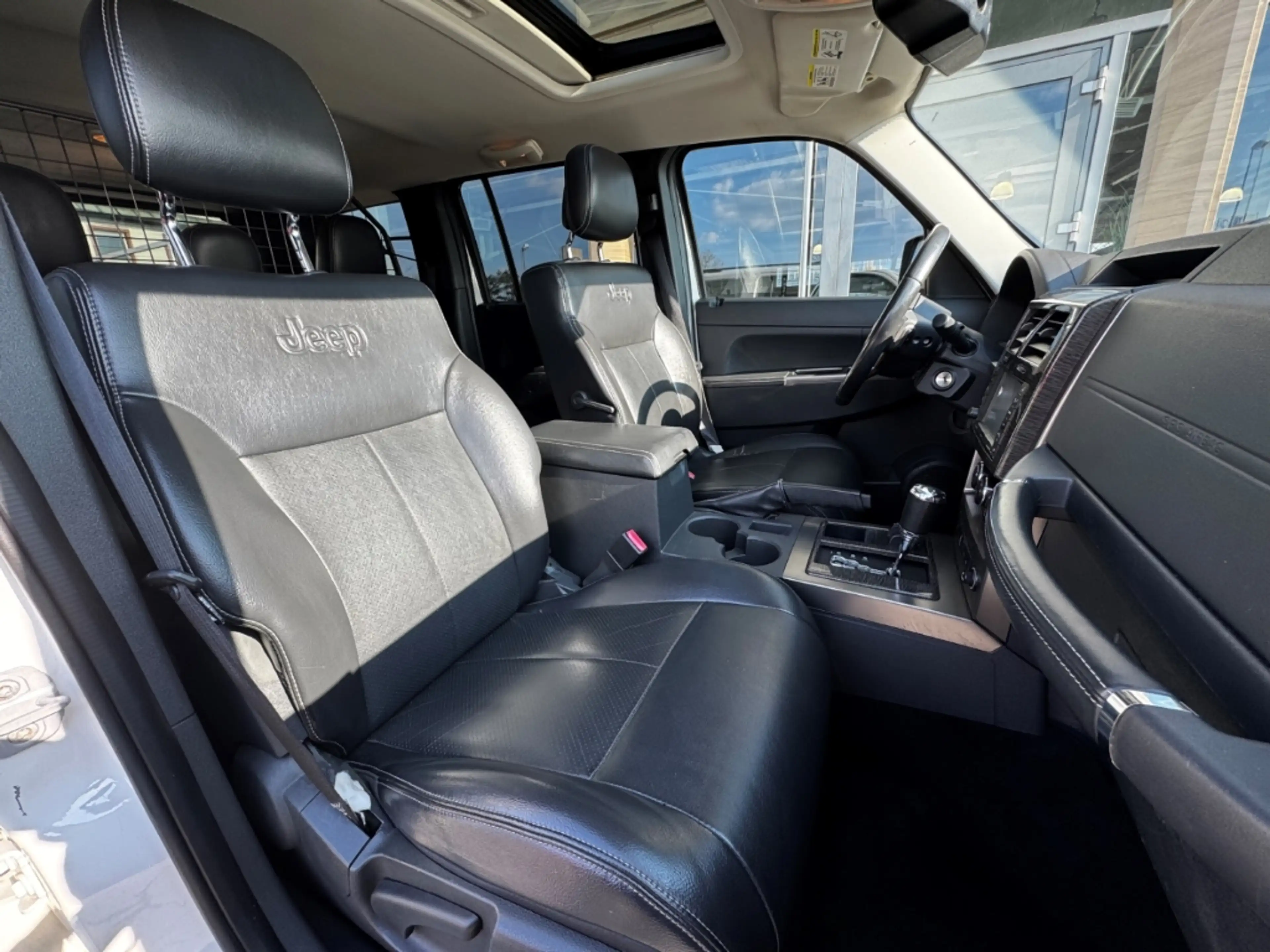 Jeep Cherokee Limited Klimaautom e-Sitze SHZ Pano Alarm Temp PDC — photo 15