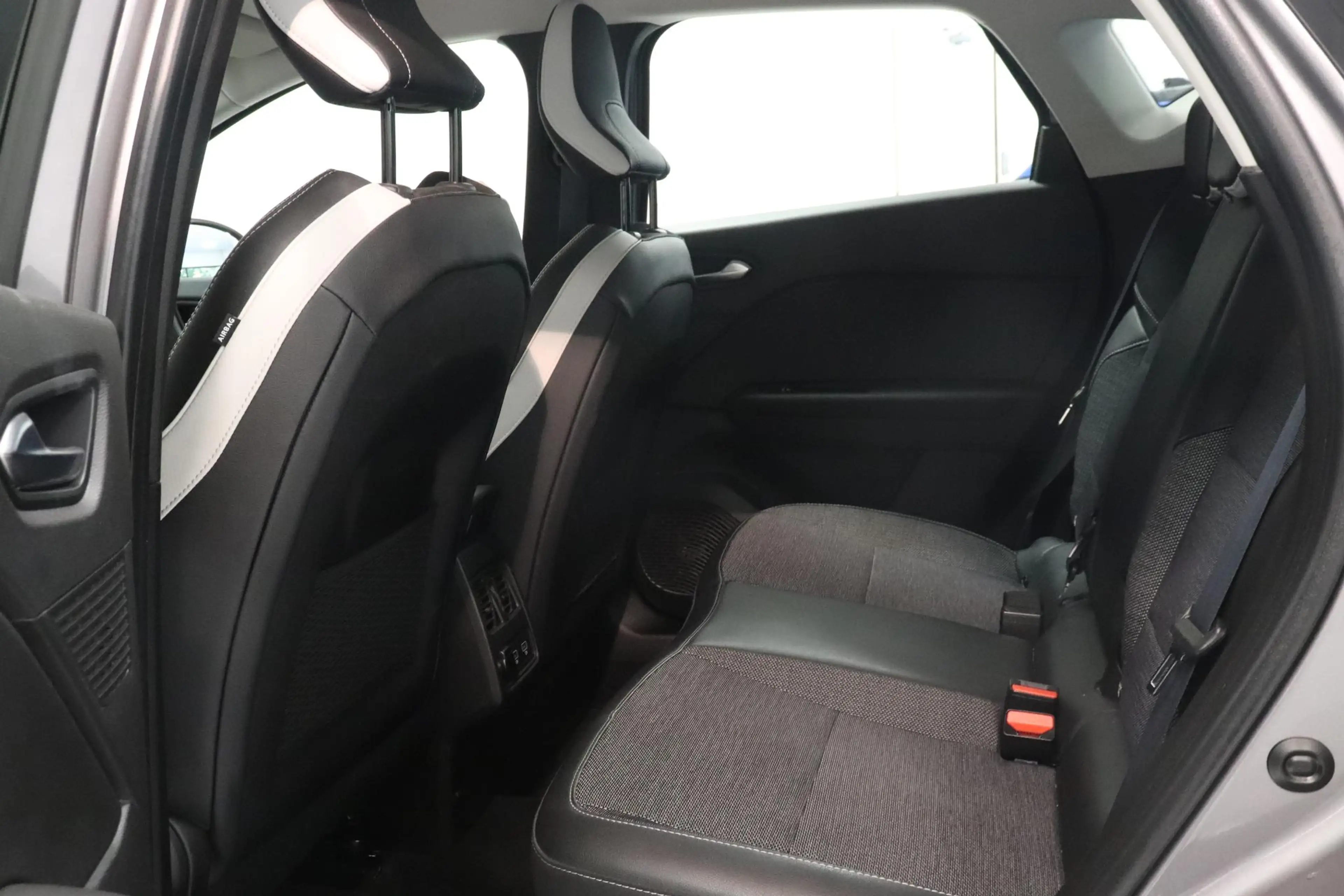 Renault Captur 1.3 TCe 140 Intens | BOSE | 360° Camera | Trekhaak — photo 8