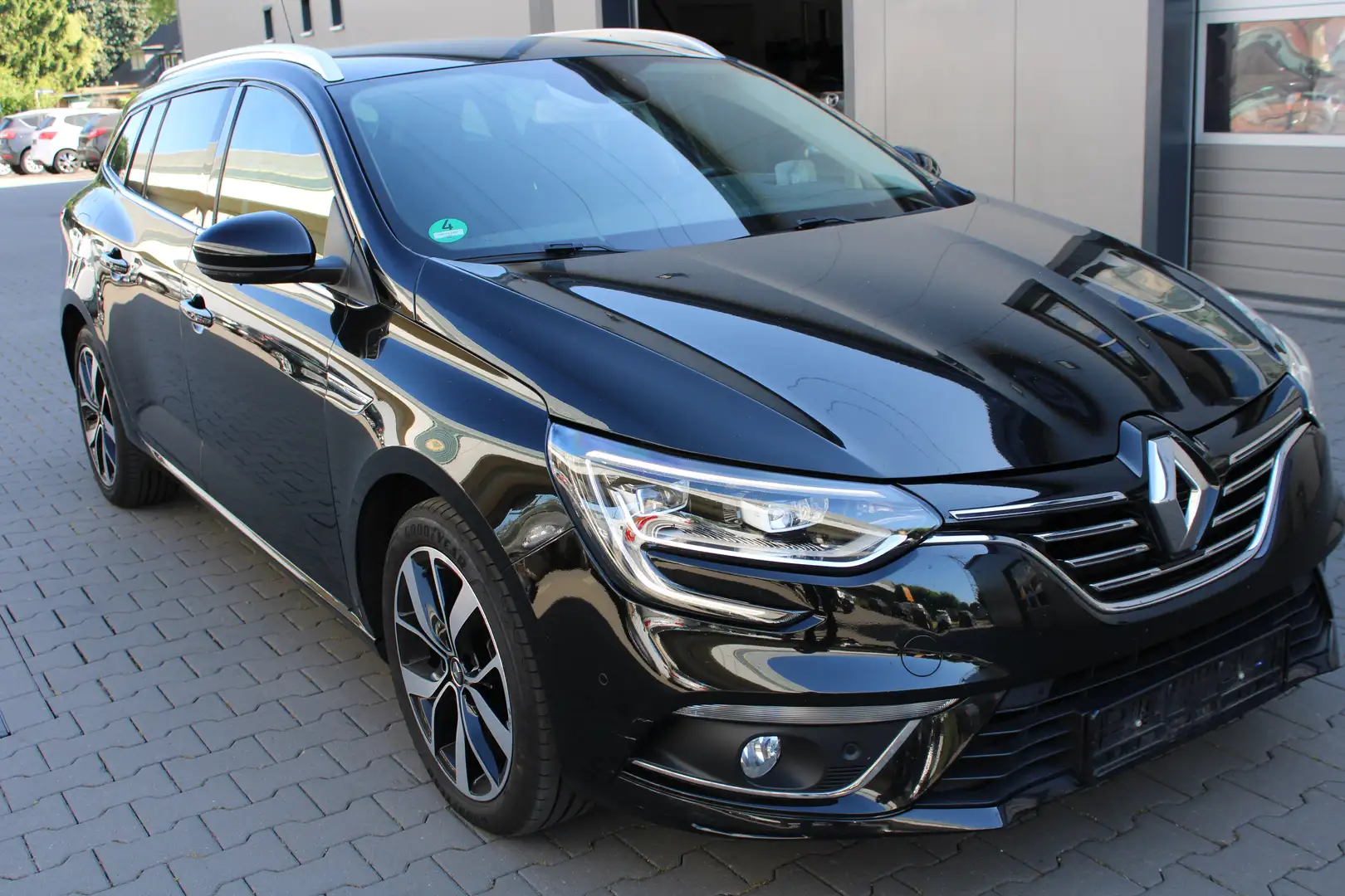 Renault Megane IV Aut. BOSE-Edition Navi/Leder/CarPlay/SHZ/Kamera Schwarz - 1