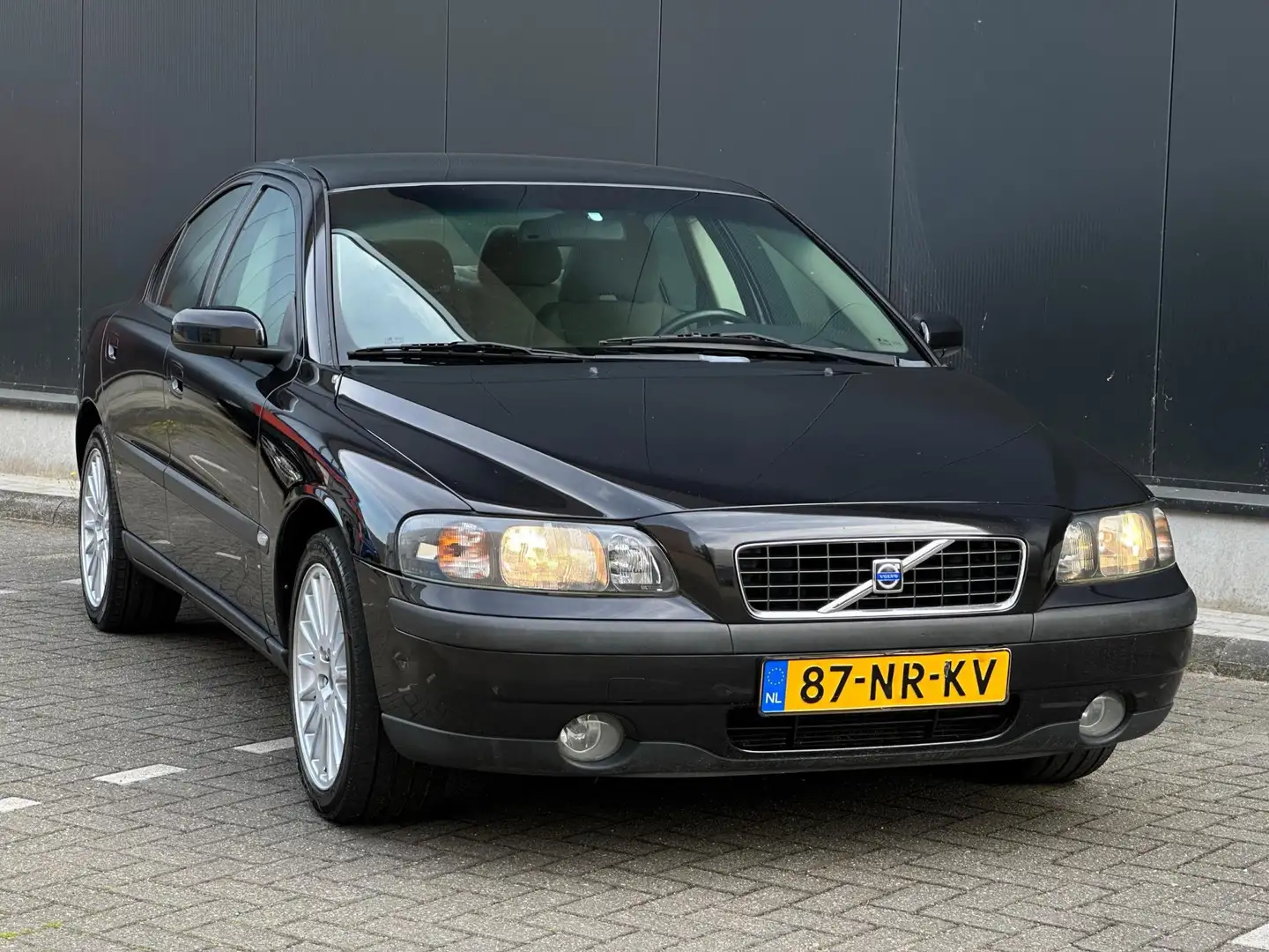 Volvo S60 2.4 AUTOMAAT CRUISE/AIRCO Zwart - 2