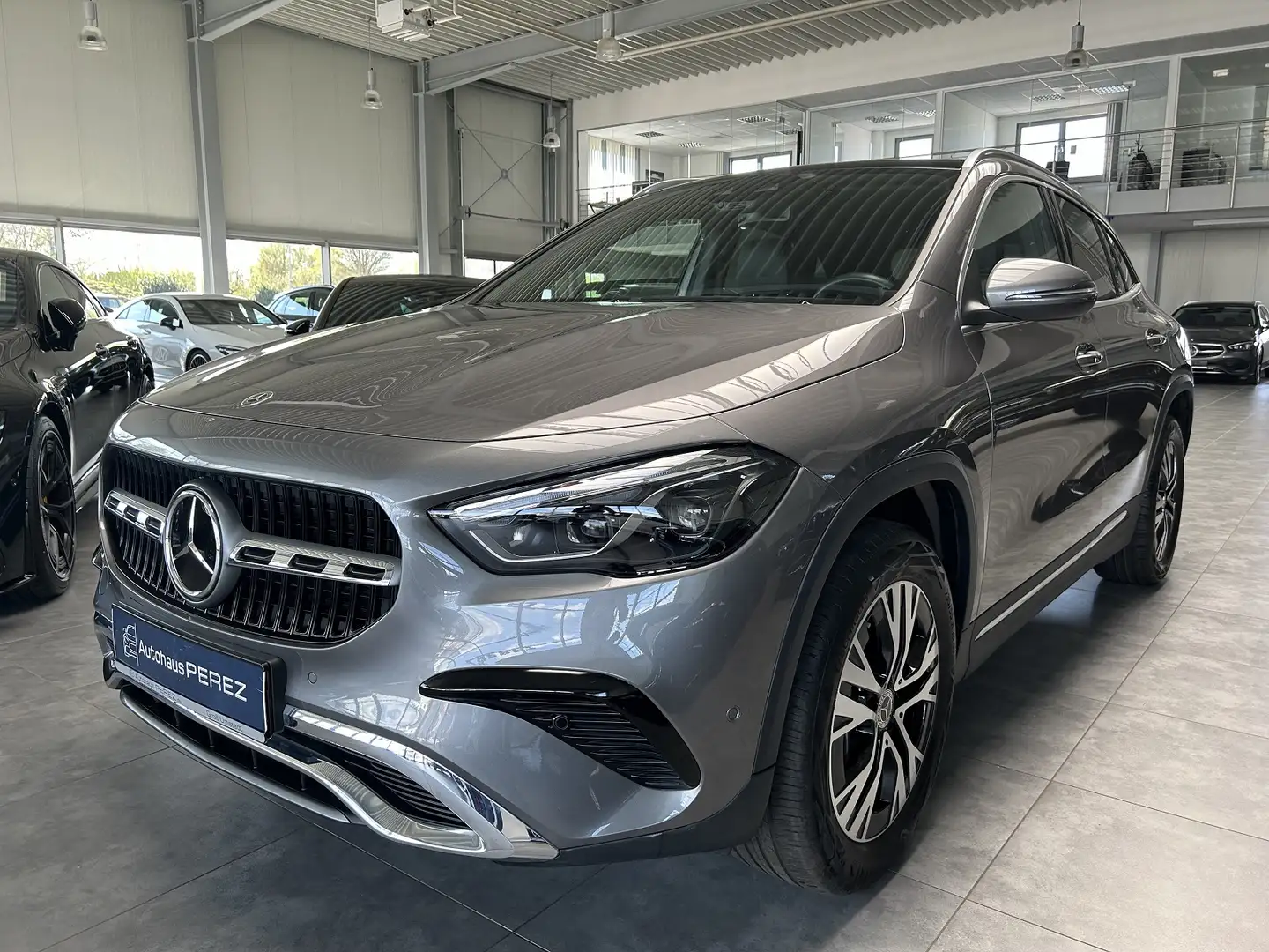 Mercedes-Benz GLA 250 4M DISTRONIC-PANORAMA-MULTIBEAM-WINTER Grijs - 2