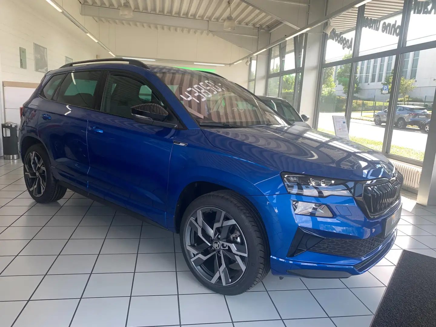 Skoda Karoq 2,0 TSI DSG Sportline 4x4 Blau - 2