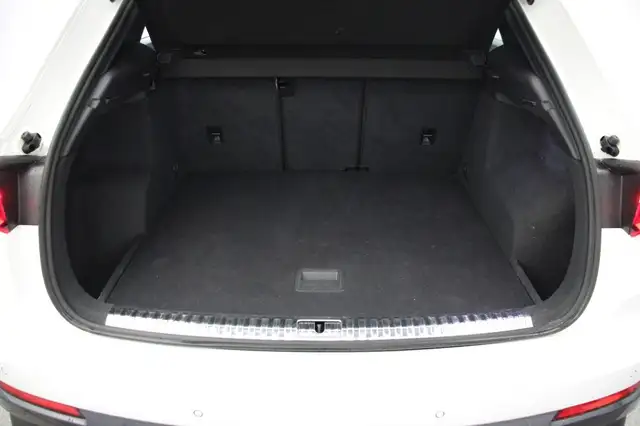 Audi Q3 view 11