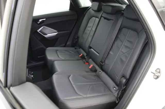 Audi Q3 view 10