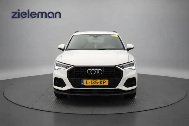 Audi Q3 view 14