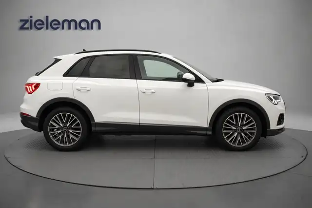 Audi Q3 view 15