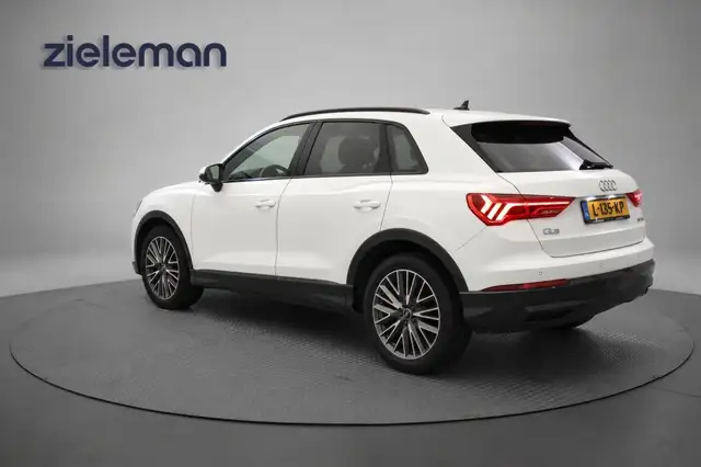 Audi Q3 view 3