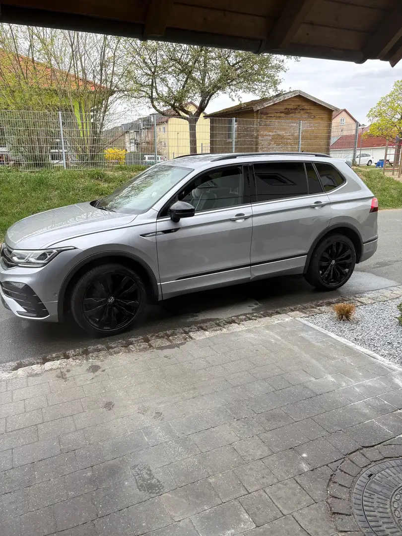 Volkswagen Tiguan Allspace R-Line 4Motion Grau - 2