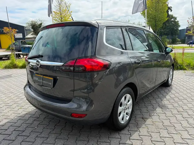 Opel Zafira Tourer view 4