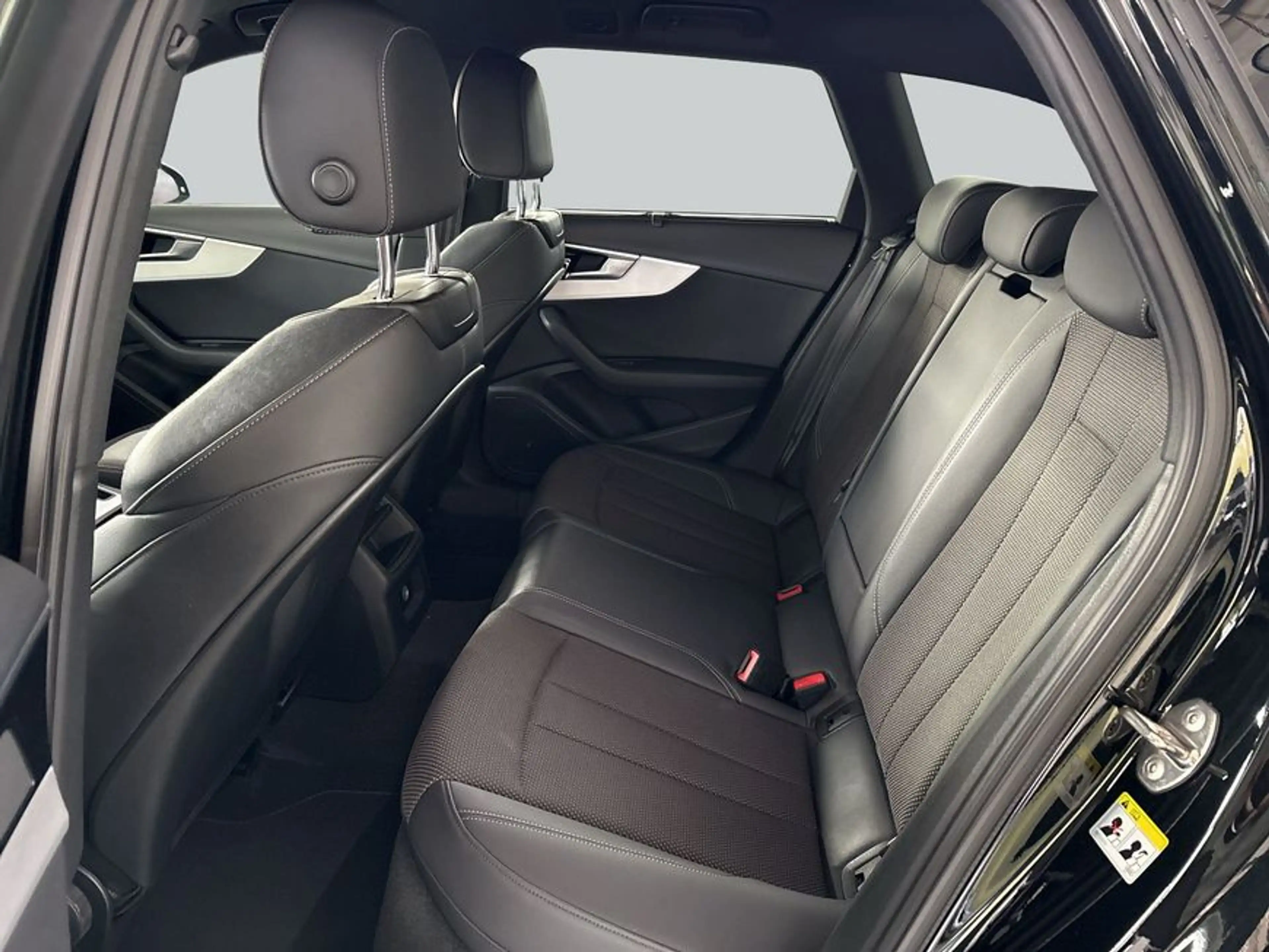Audi A4 Avant 35 TDI S tronic S line — photo 11