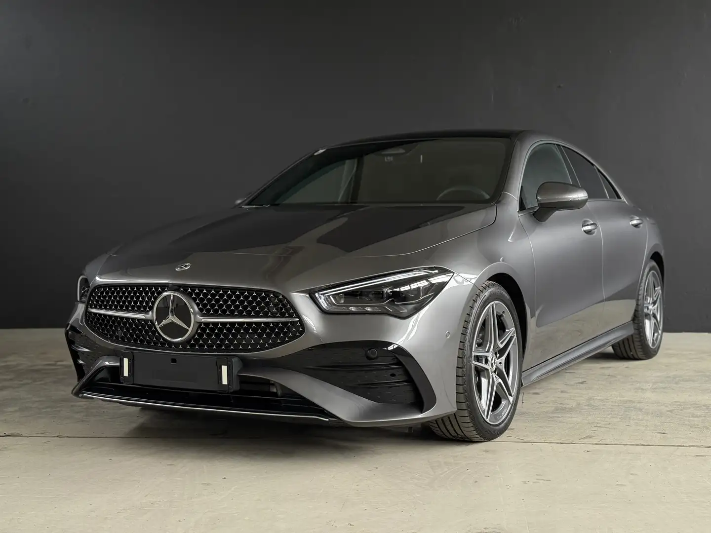Mercedes-Benz CLA 180 d *AMG Line Advanced Plus, Panorama* Grau - 1
