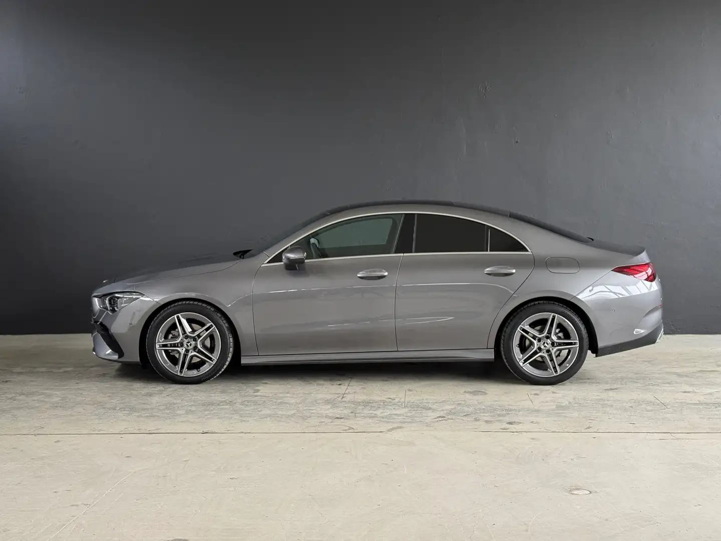 Mercedes-Benz CLA 180 d *AMG Line Advanced Plus, Panorama* Grau - 2
