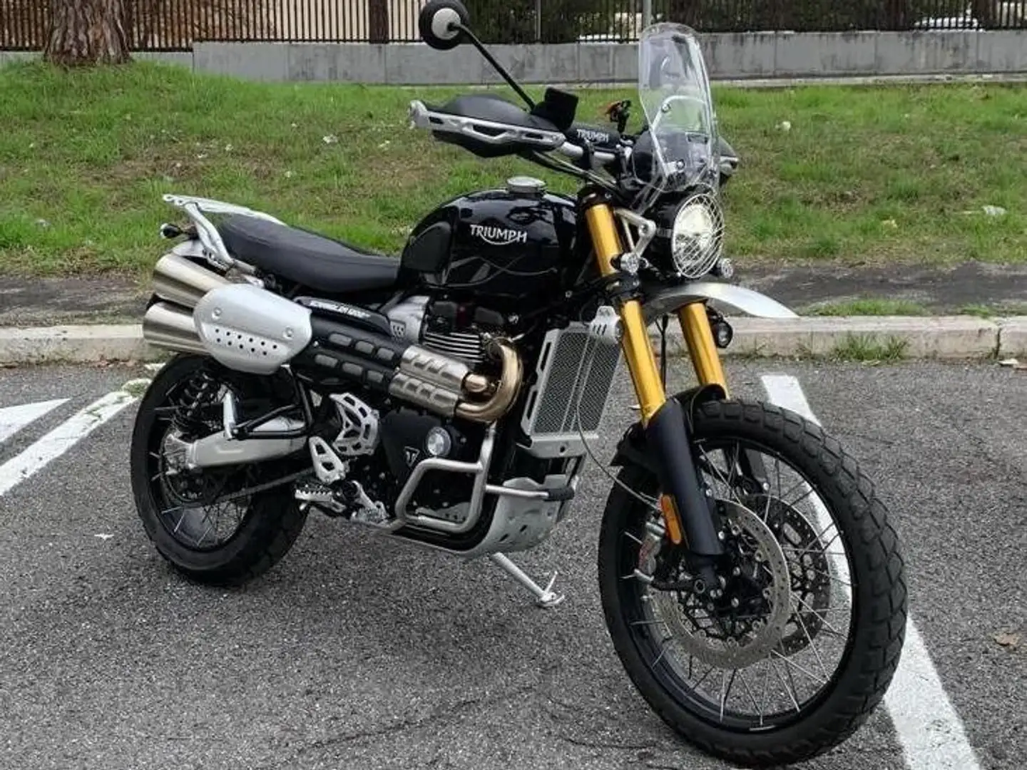 Triumph Scrambler Nero - 1